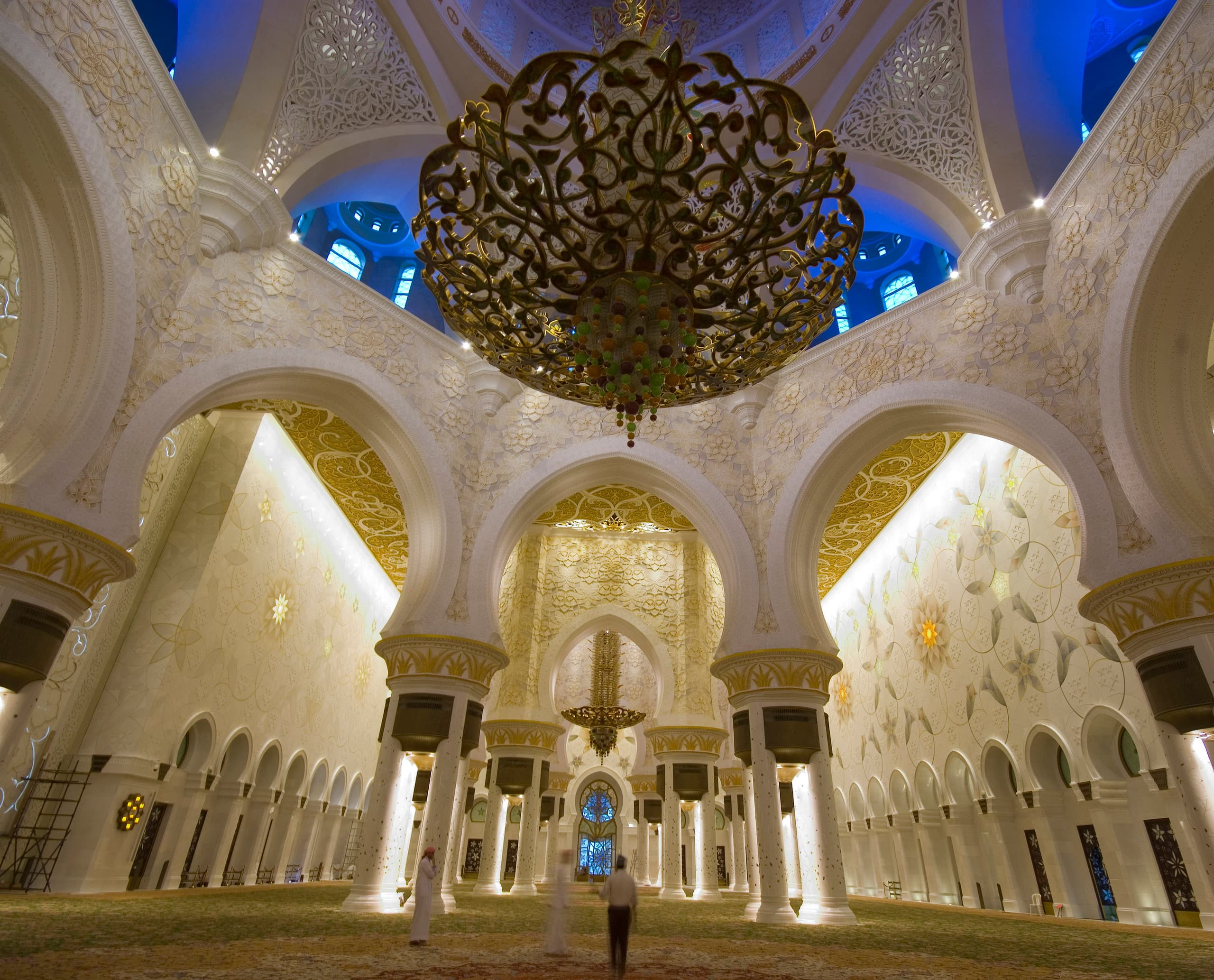Innenansicht der Sheikh Zayed Moschee mit dekorativer Beleuchtung von ERCO.