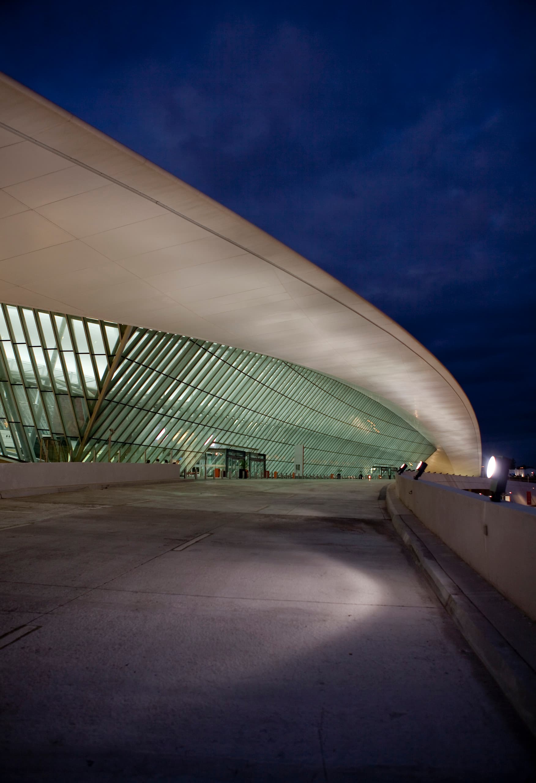 Carrasco International Airport in Montevideo, Uruguay, beleuchtet mit ERCO Licht.