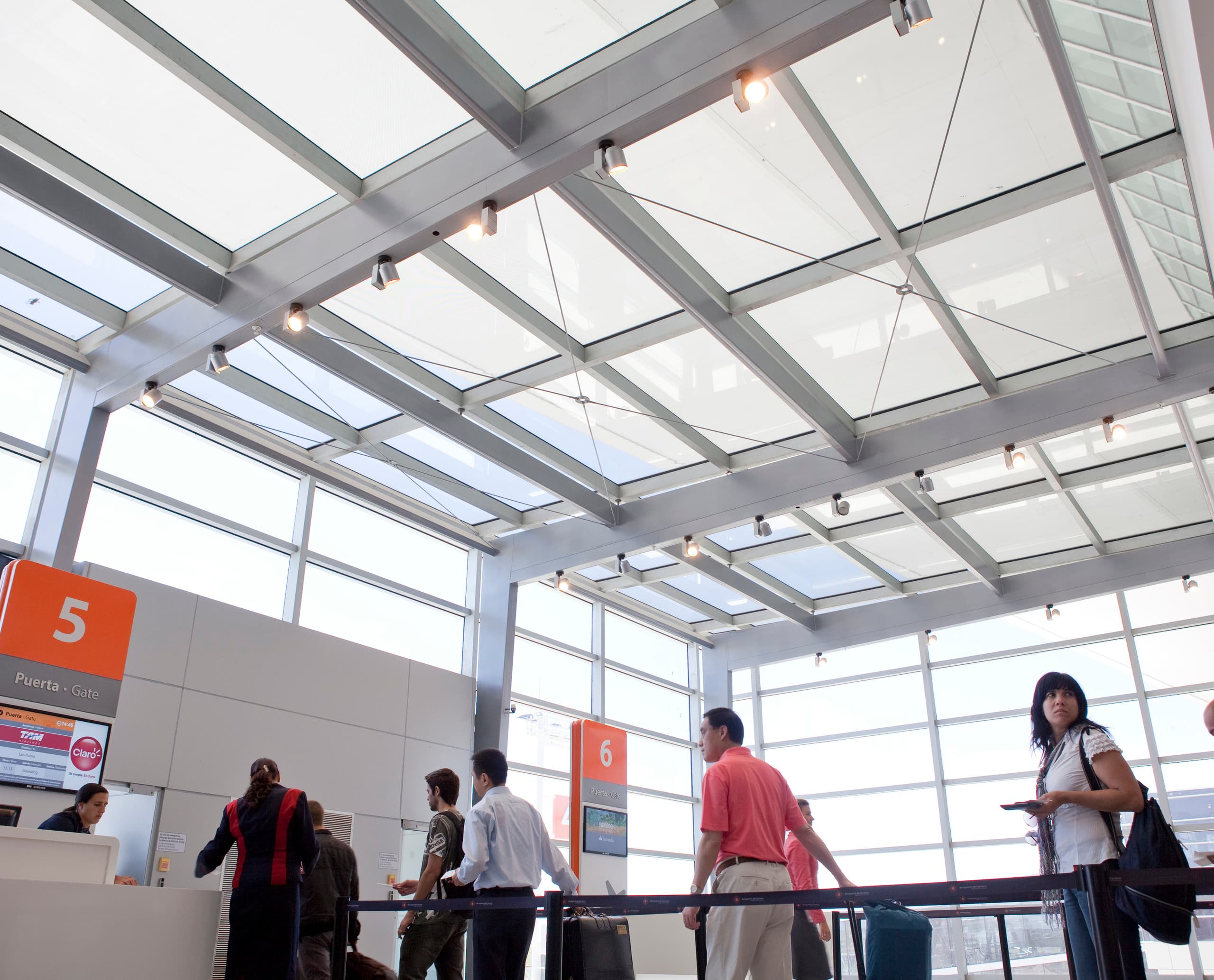 Flughafen Carrasco: Lichtdurchfluteter Abflugbereich mit ERCO Optec Strahlern an der Decke.
