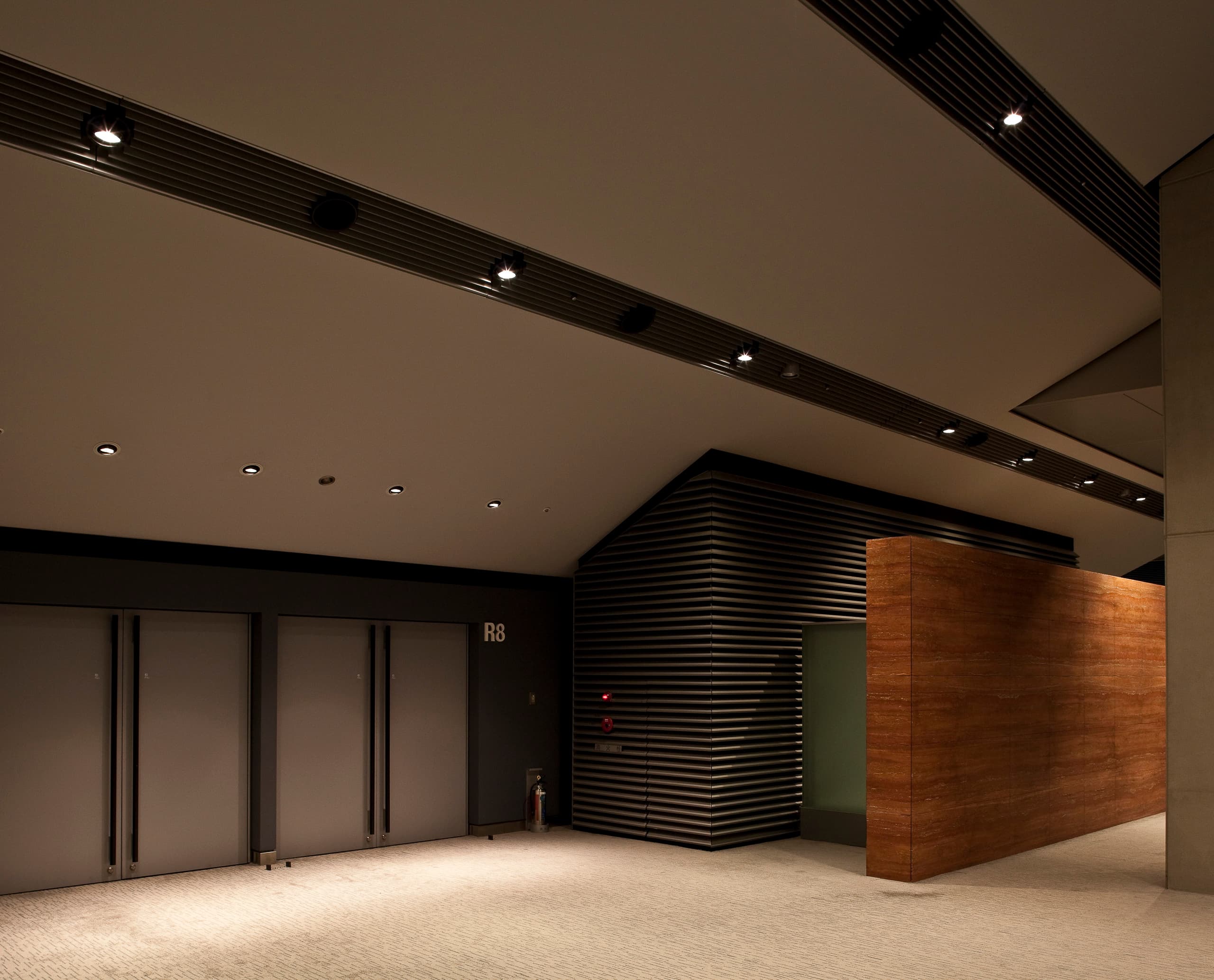 Innenraum des Tokyo International Forum mit ERCO Deckenspots für energieeffiziente Beleuchtung.