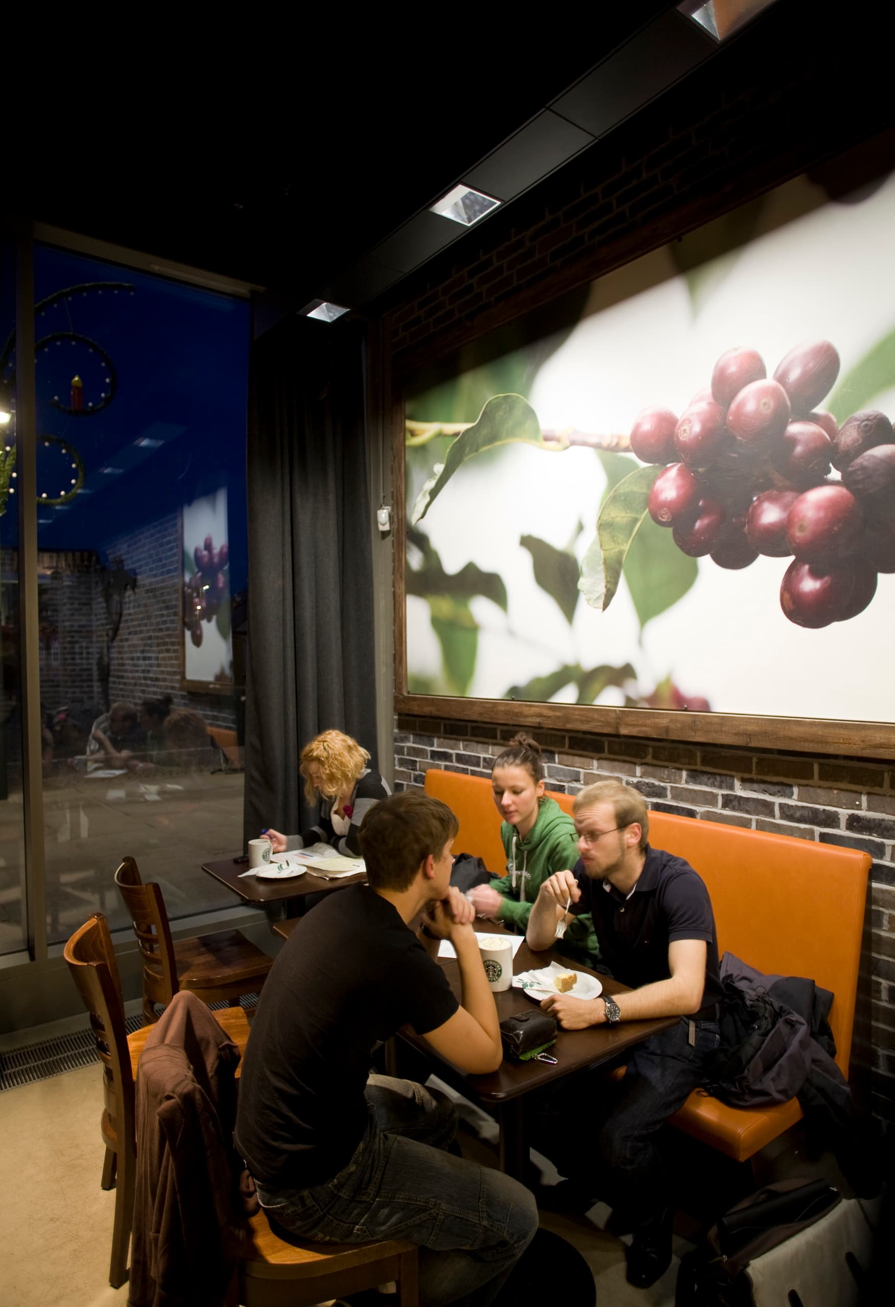 Starbucks am Altmarkt mit LED-Beleuchtung für angenehme Atmosphäre.