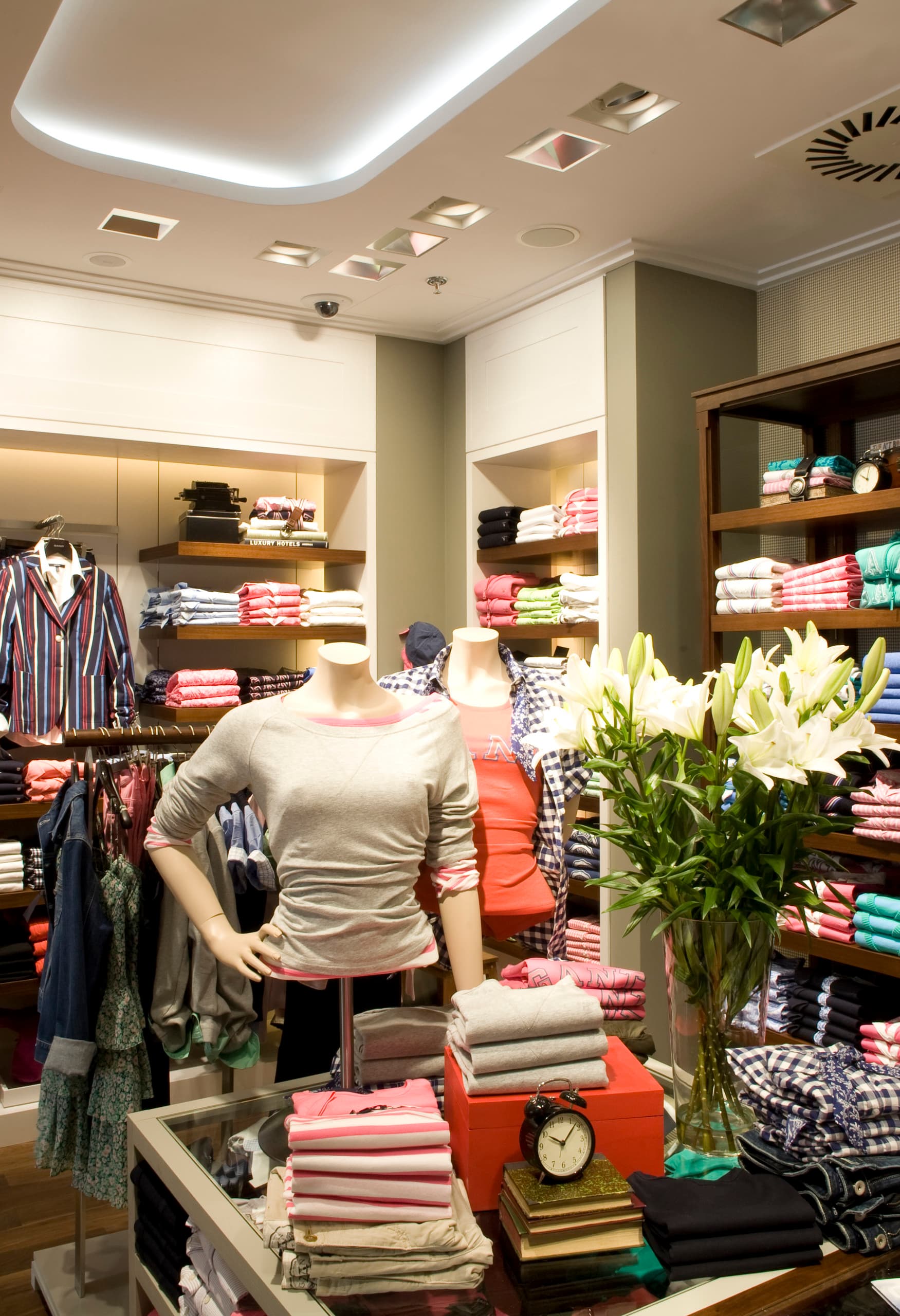 GANT Flagship Store in Prag mit ERCO LED-Beleuchtung für eine brillante Warenpräsentation.
