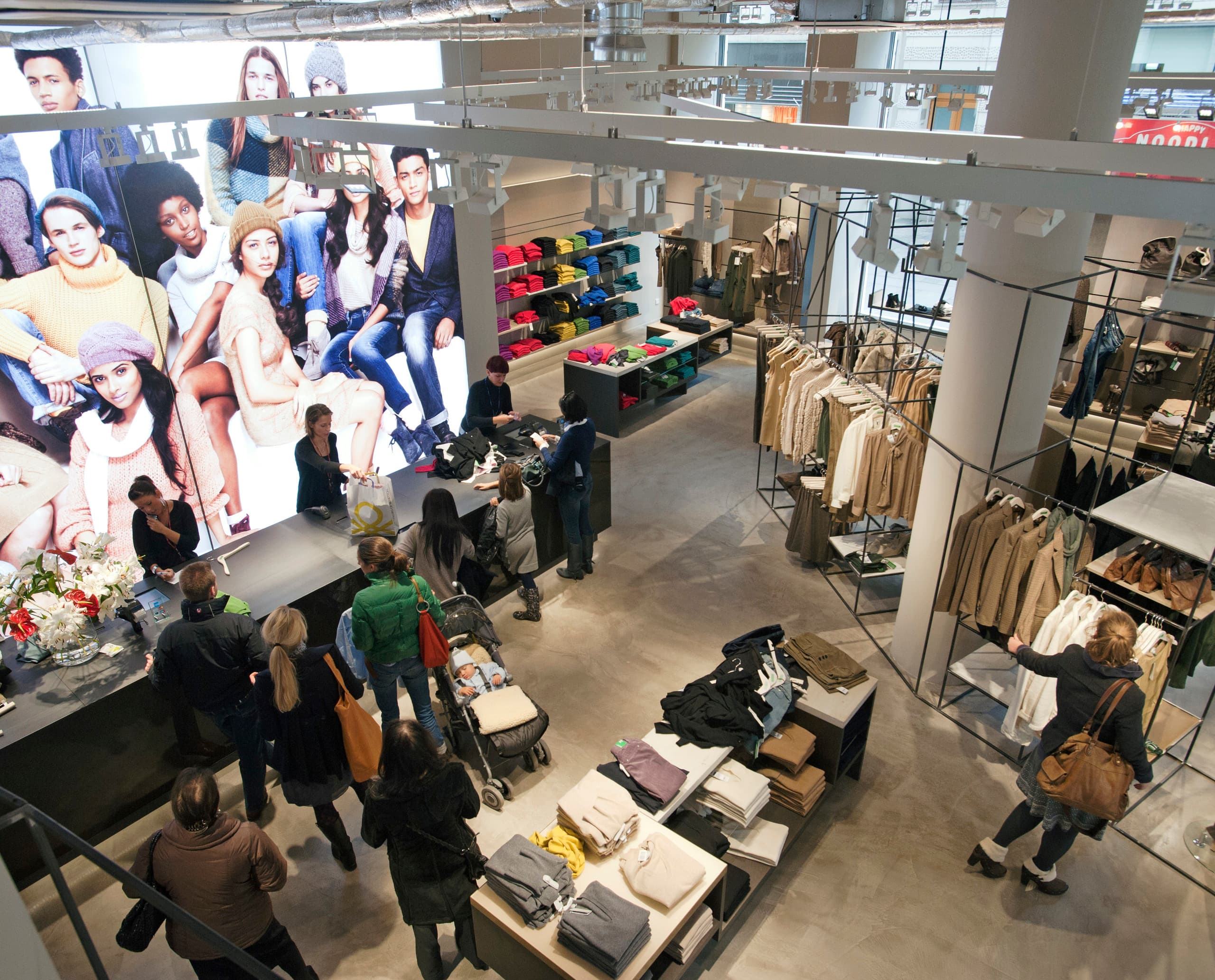 Innenansicht des Benetton Megastore Wien, beleuchtet mit ERCO LED-Leuchten.
