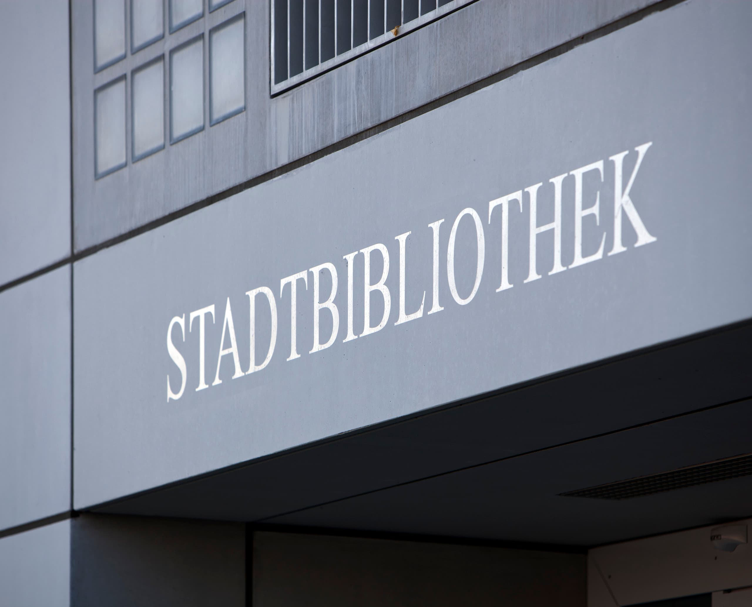 Städtische Bibliothek Stuttgart: Einladender Eingangsbereich mit klarer Beschilderung.