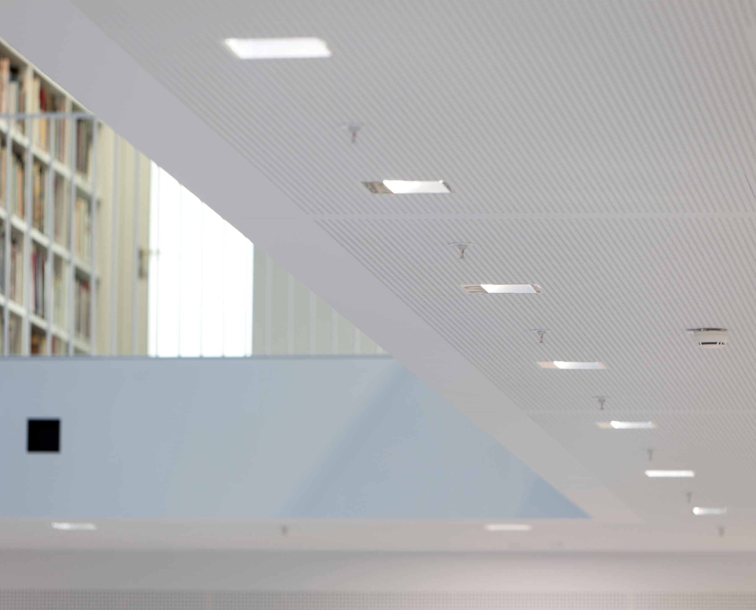 ERCO Quintessence Deckeneinbauleuchten in Bibliothek 21, Stuttgart. Lichtakzente im Lesesaal.