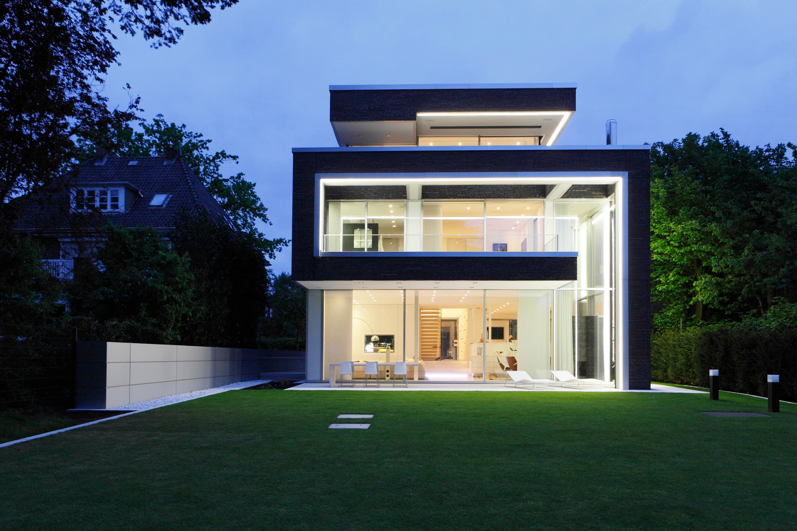 Villa Linari mit ERCO Licht: Fassadenbeleuchtung mit Quintessence Downlights und Wallwasher für höchste Lichtqualität.