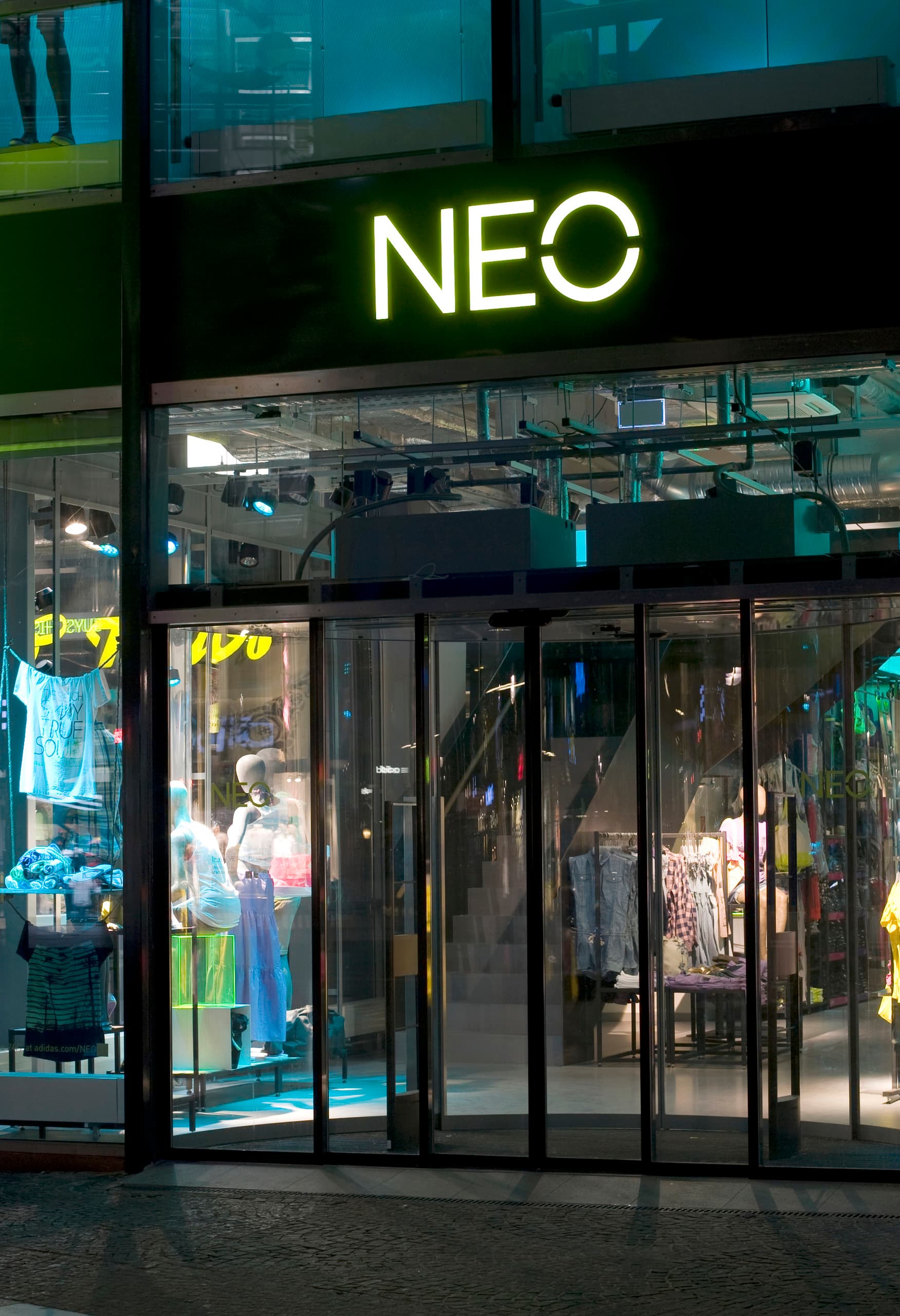 Adidas NEO Store in der Tauentzienstraße, beleuchtet mit ERCO Optec Strahlern für dynamische Akzente.
