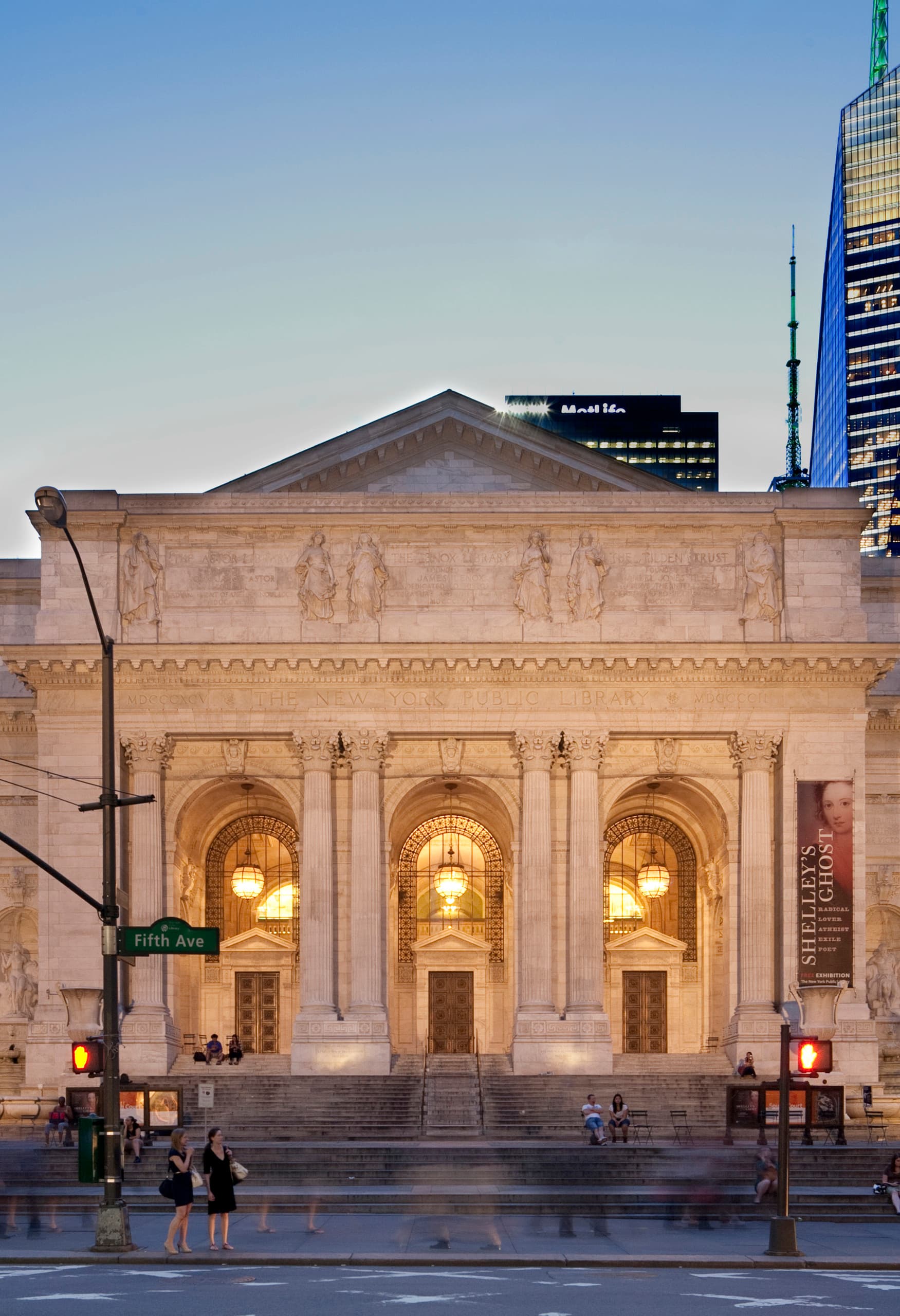 Die New York Public Library, beleuchtet mit ERCO Strahlern, feiert ihr 100-jähriges Bestehen.