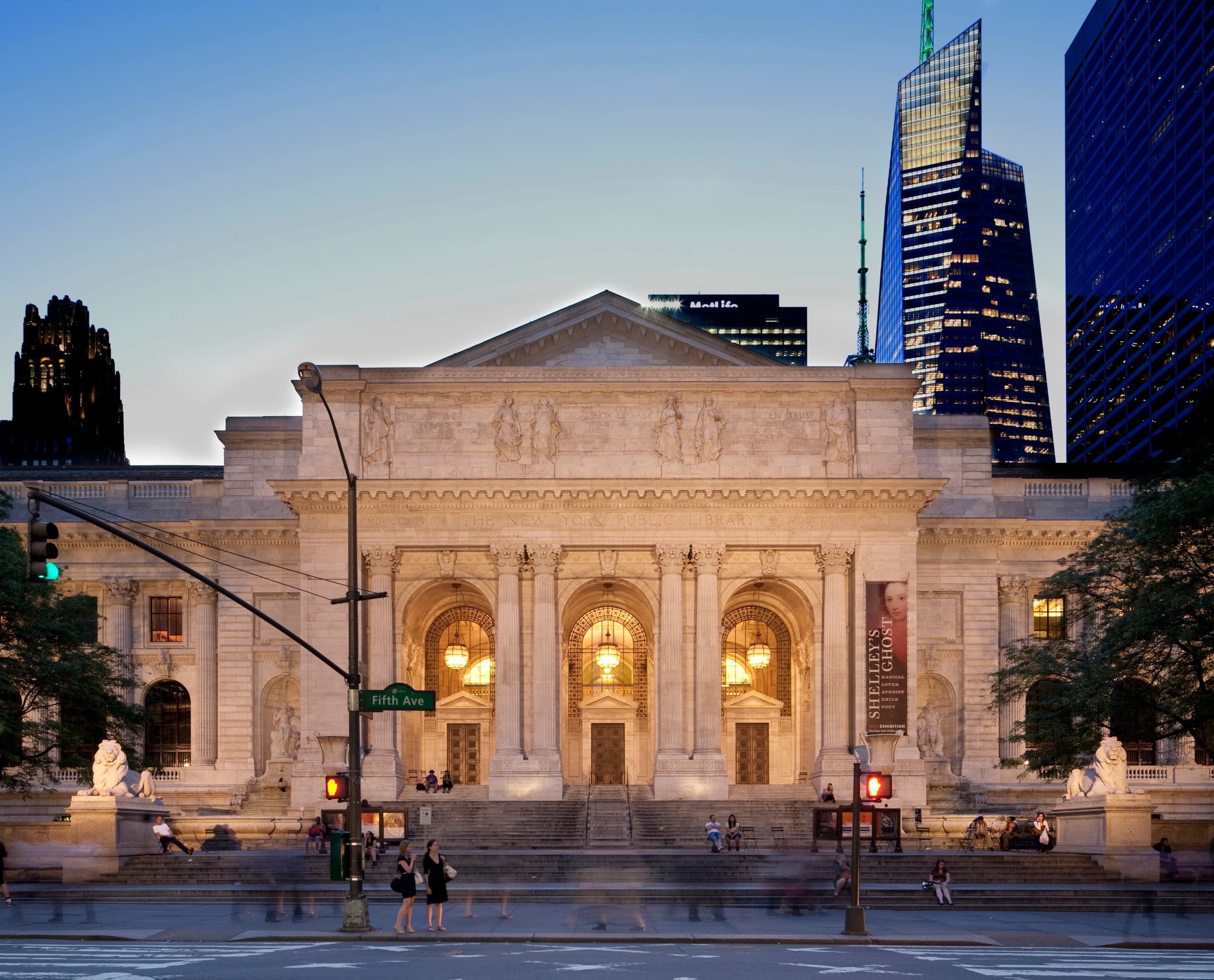 Die New York Public Library, beleuchtet mit ERCO Strahlern, feiert ihr 100-jähriges Bestehen.