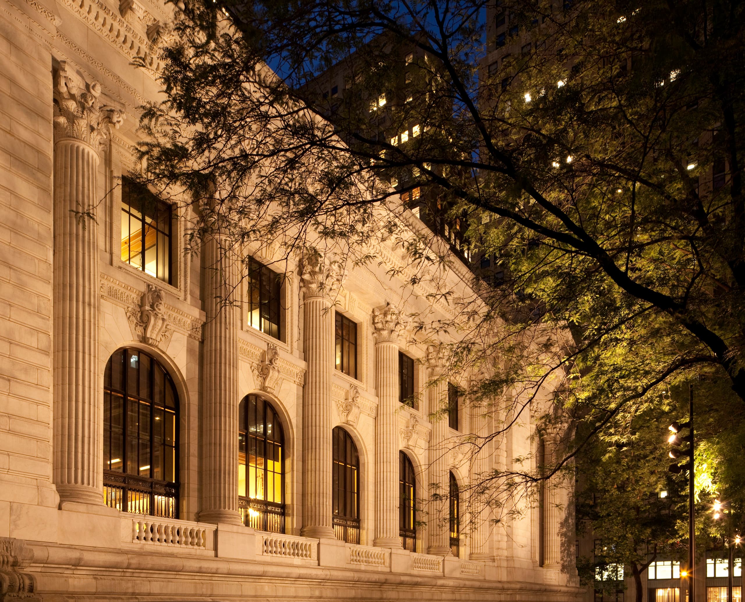 Die New York Public Library, beleuchtet mit ERCO Strahlern, feiert ihr 100-jähriges Bestehen.