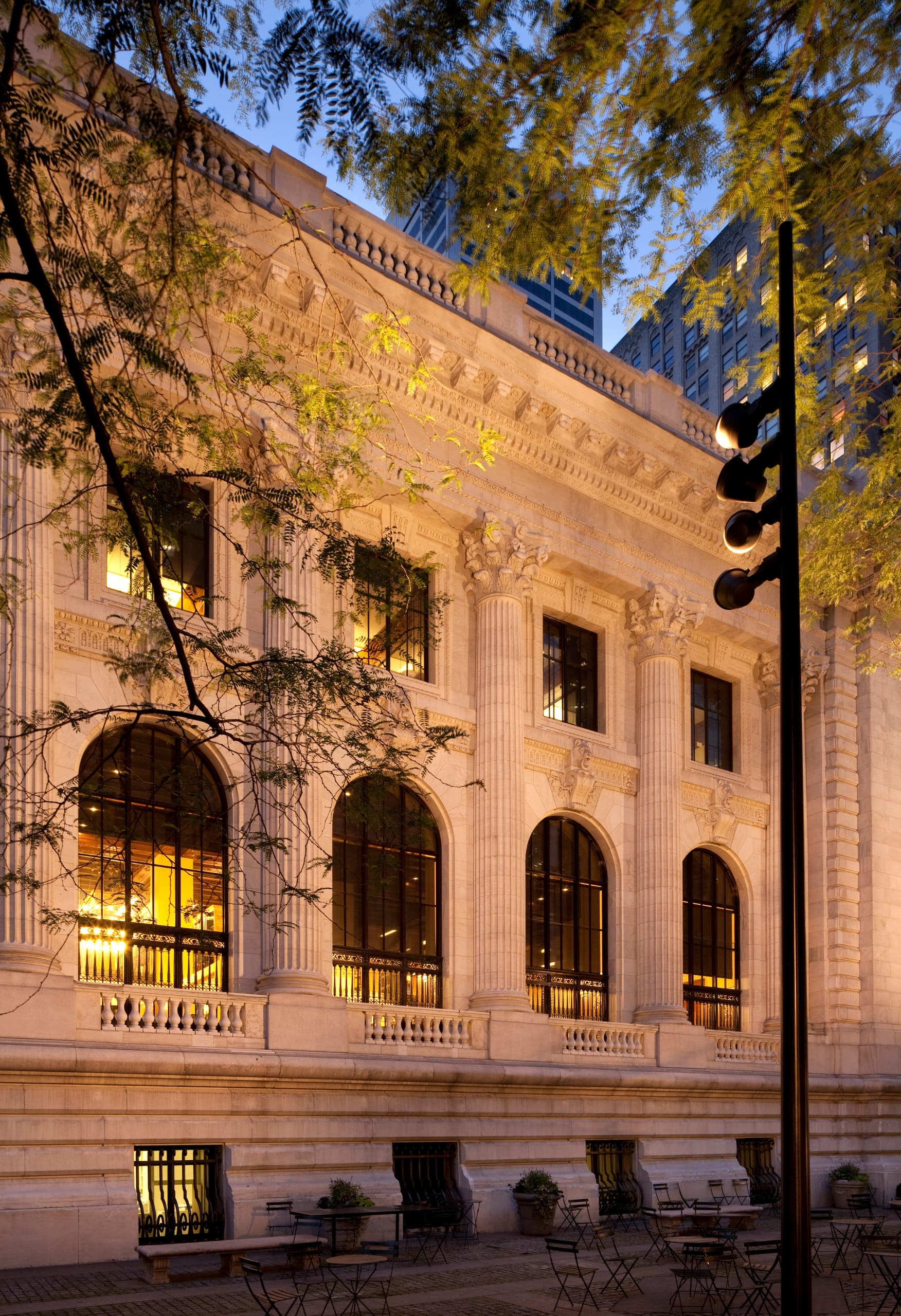 Die New York Public Library mit ERCO LED-Strahlern, die das Gebäude beleuchten.