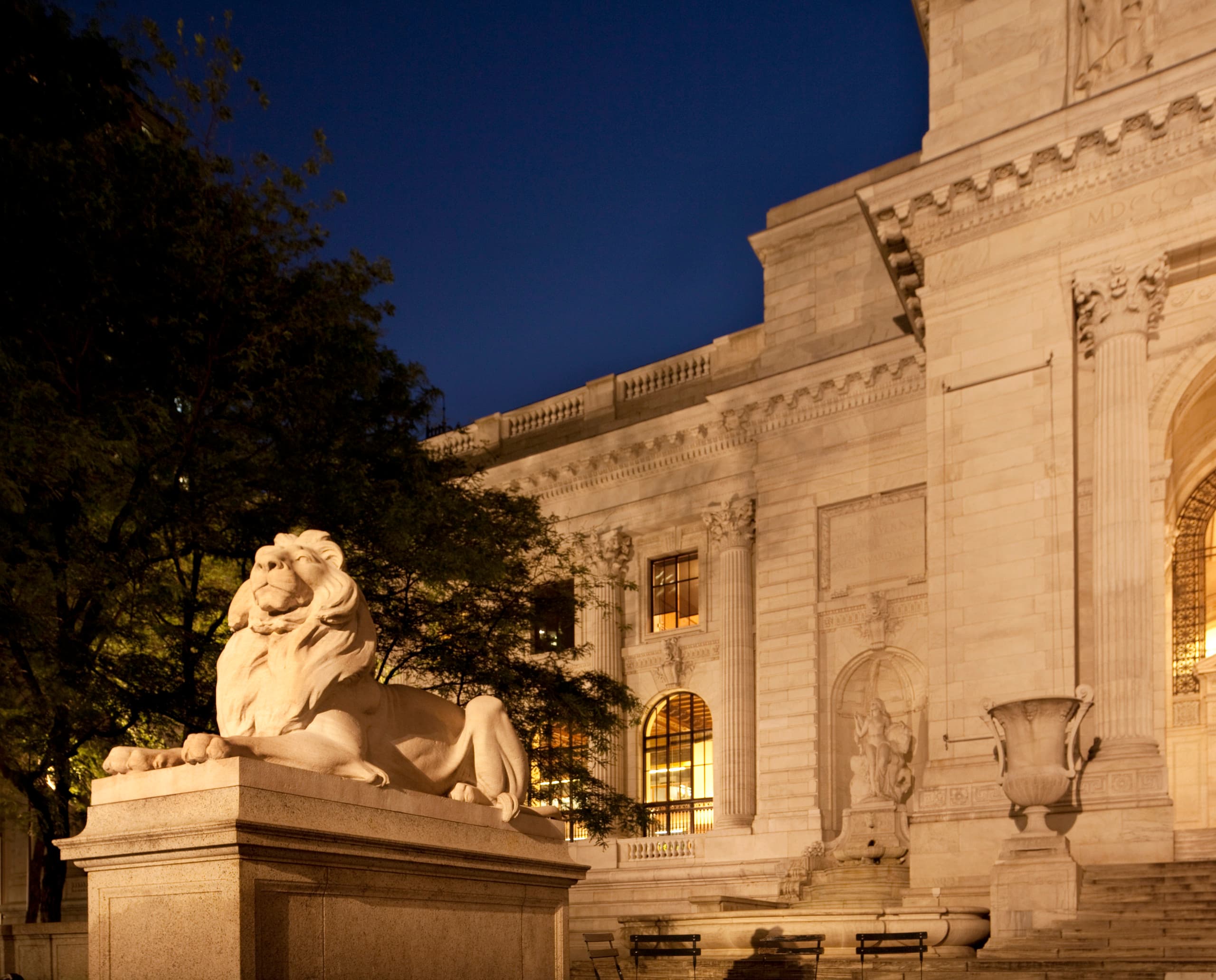 Der Löwe vor der New York Public Library, beleuchtet mit ERCO Strahlern.