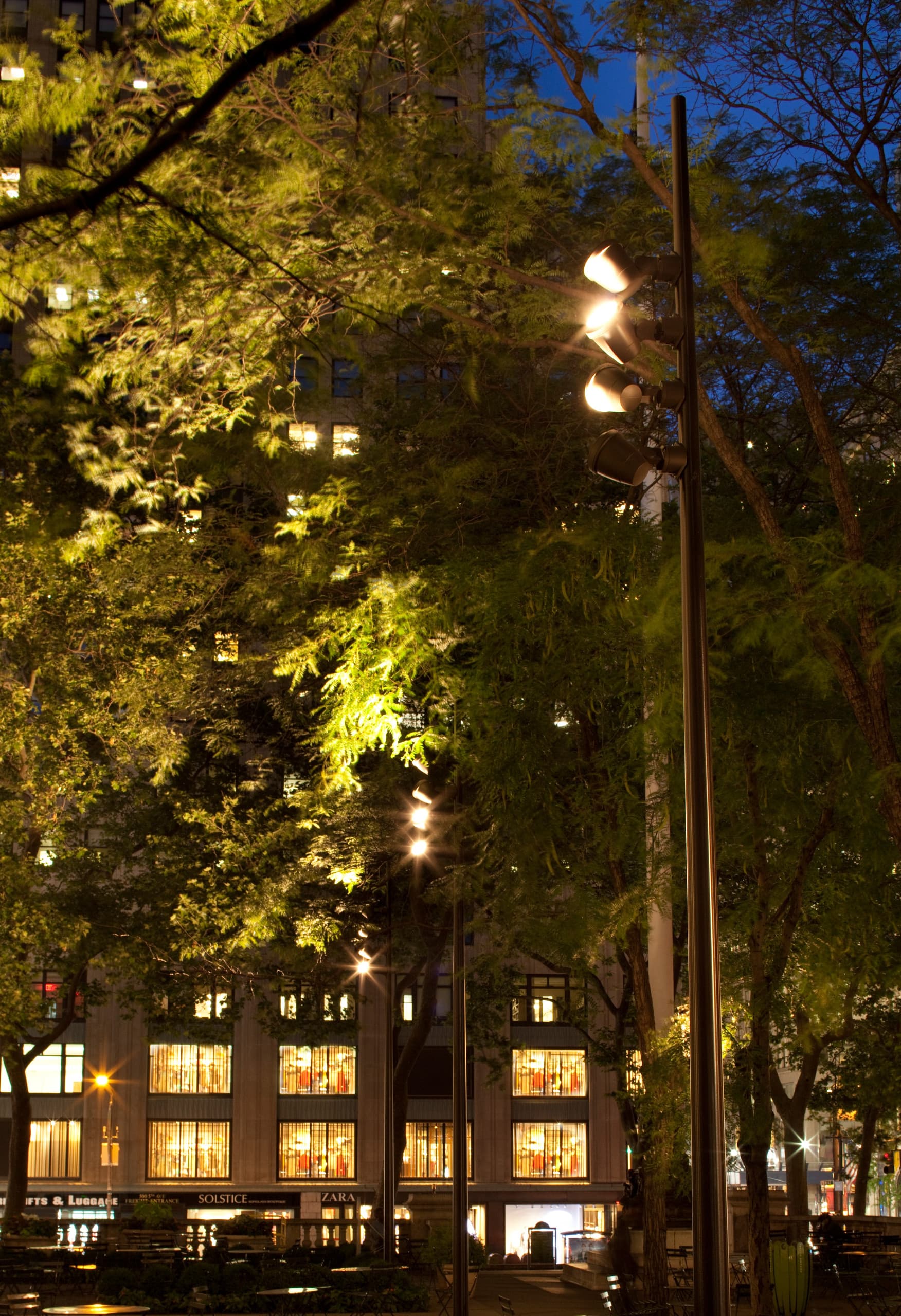 ERCO Strahler beleuchten die New York Public Library Fassade bei Nacht.