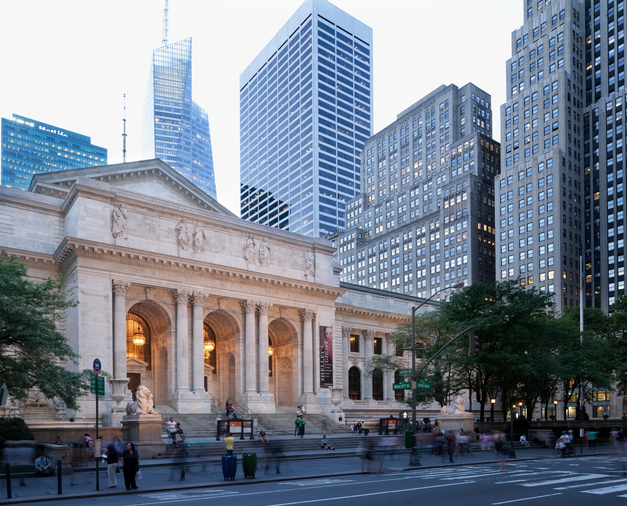 New York Public Library mit ERCO-Beleuchtung im urbanen Kontext.