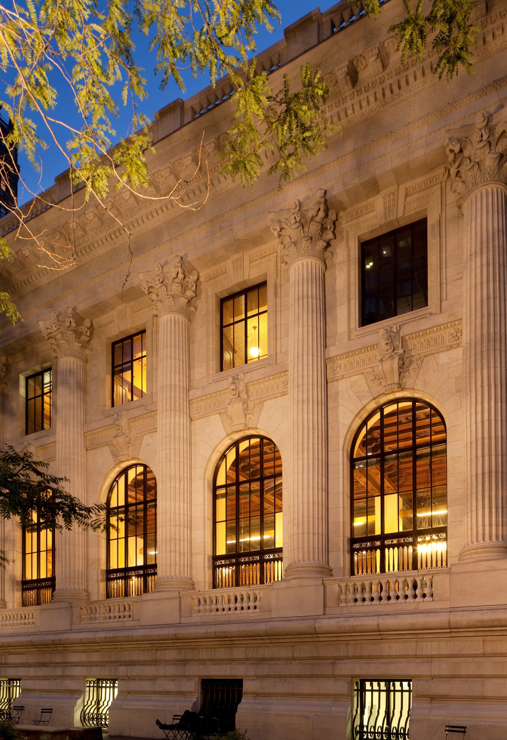 Detailaufnahme der New York Public Library mit ERCO-Strahlern, die die Fassade beleuchten.