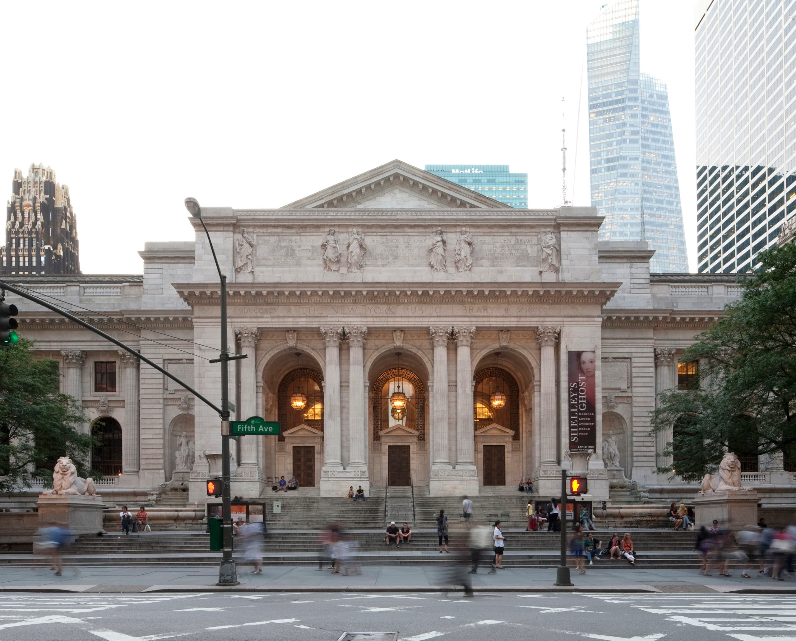 Die New York Public Library, ein Wahrzeichen mit ERCO-Beleuchtung, erstrahlt im neuen Licht.