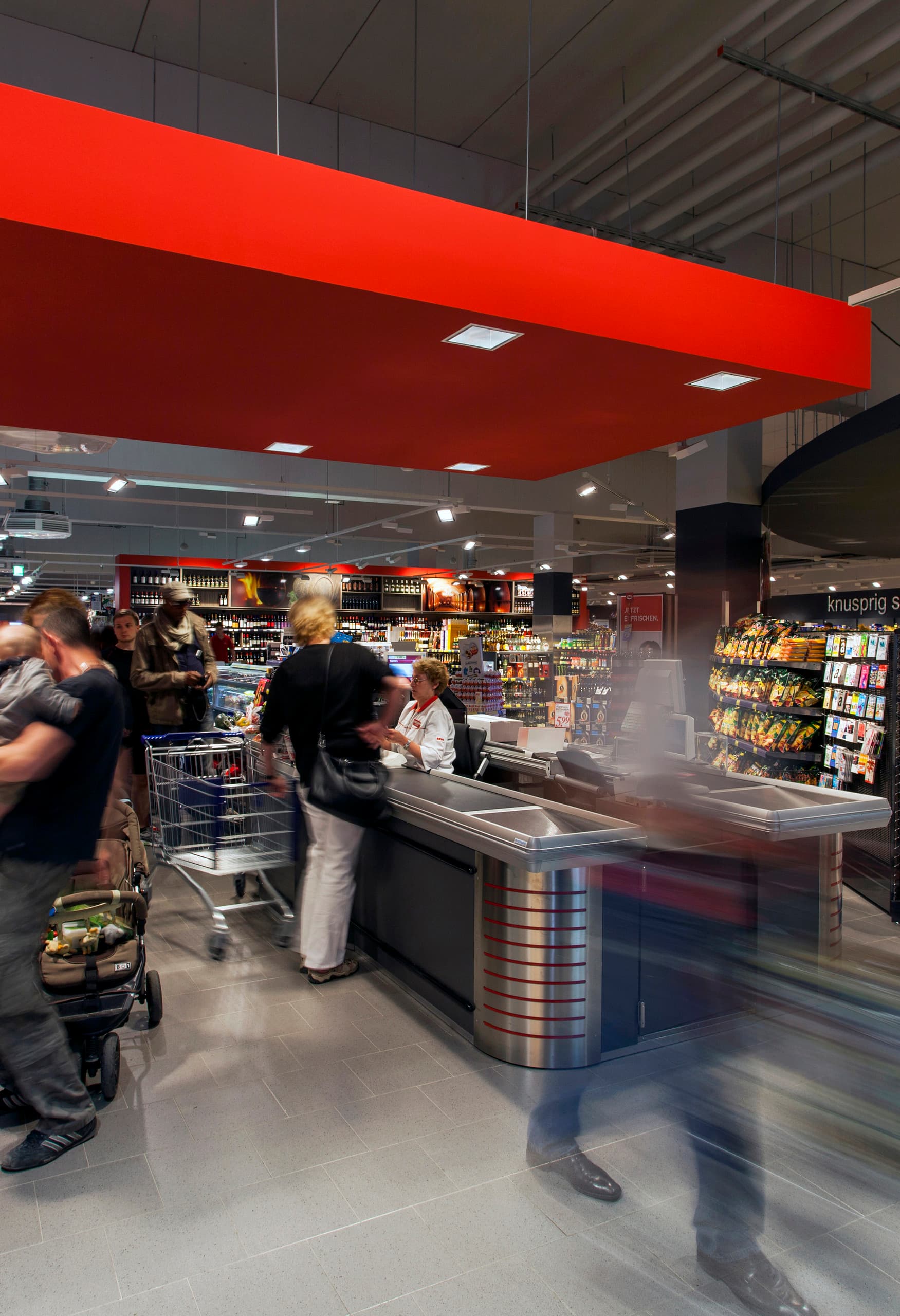 ERCO Opton LED-Beleuchtung im REWE-Supermarkt Hagen-Hohenlimburg für energieeffiziente Akzentbeleuchtung.