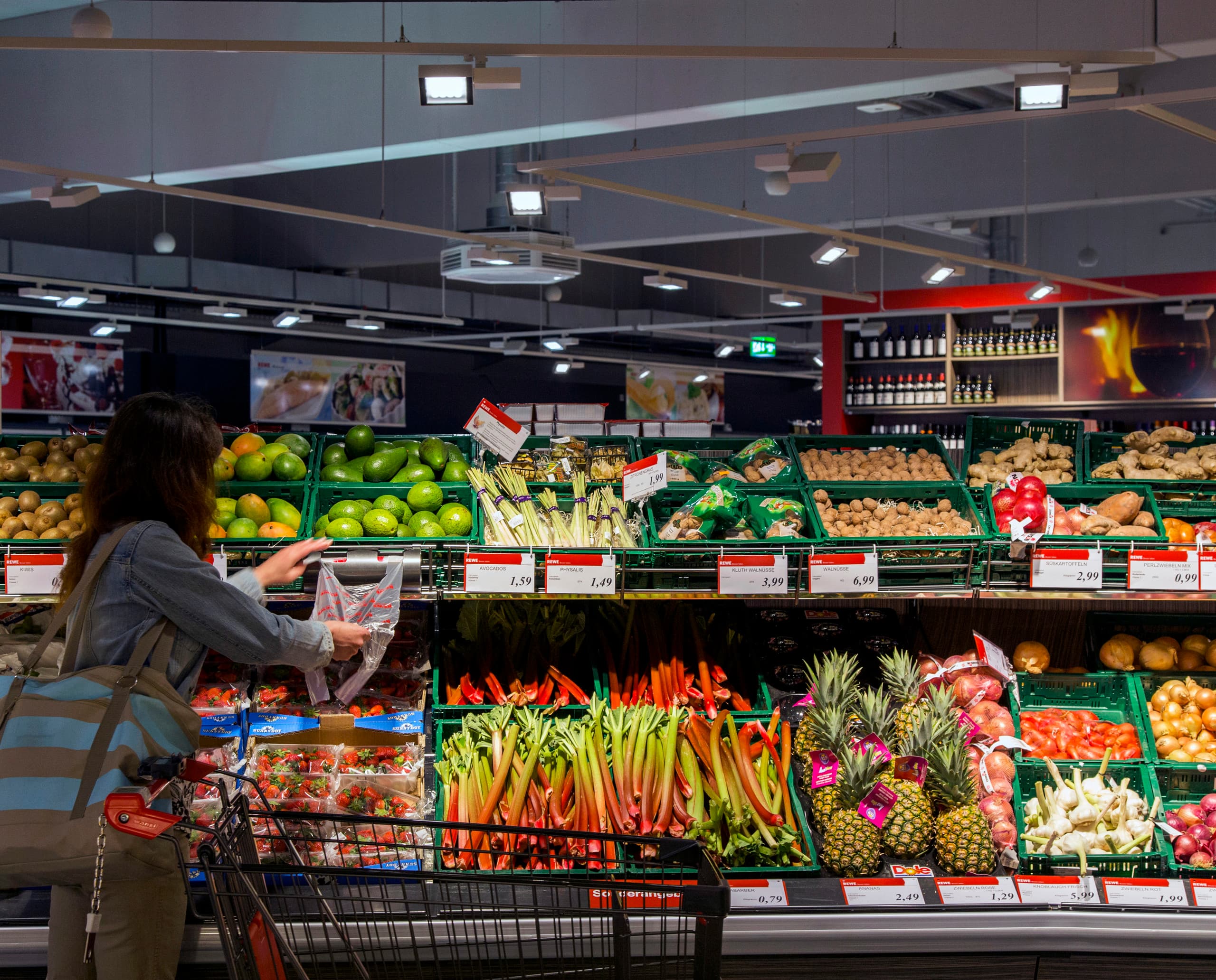 REWE Supermarkt Obst- und Gemüseabteilung mit Opton LED Akzentbeleuchtung für frische Produkte.