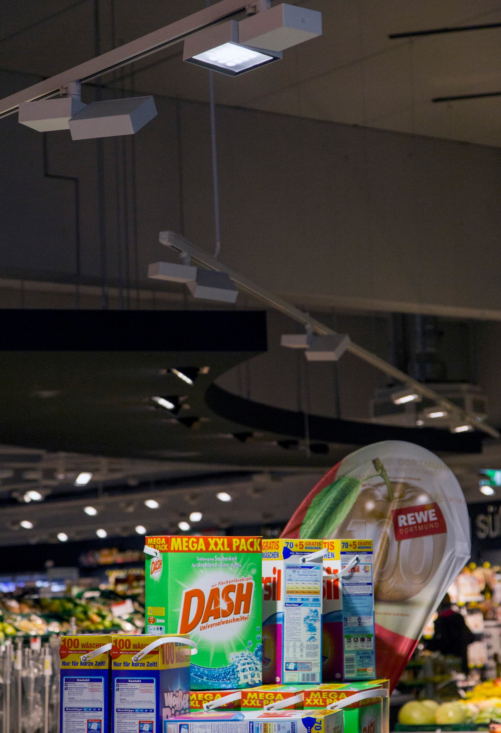 ERCO Opton LED-Strahler akzentuieren Dash Waschmittel im REWE Markt Hohenlimburg, energiesparend und präzise.