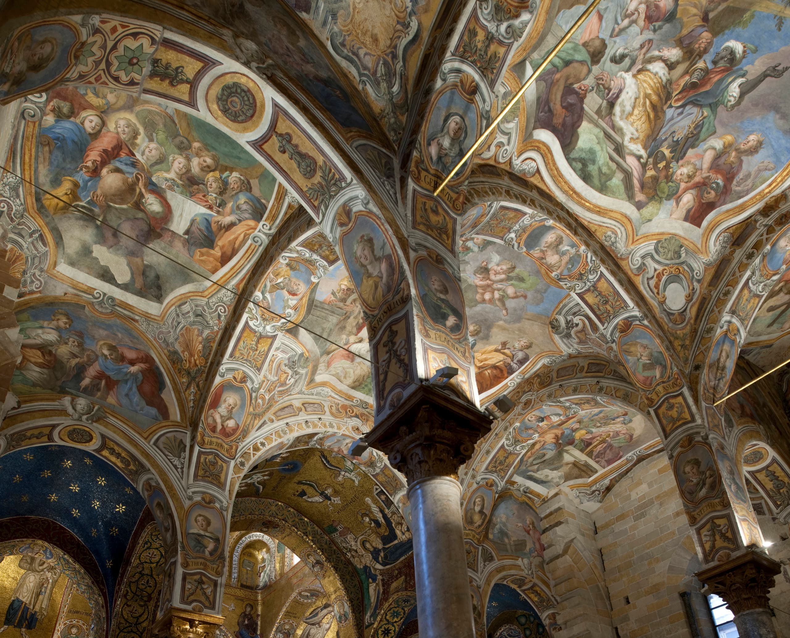 Detailreiche Deckenfresken in der Santa Maria dell’Ammiraglio Kirche, Palermo, beleuchtet mit ERCO LED-Licht.