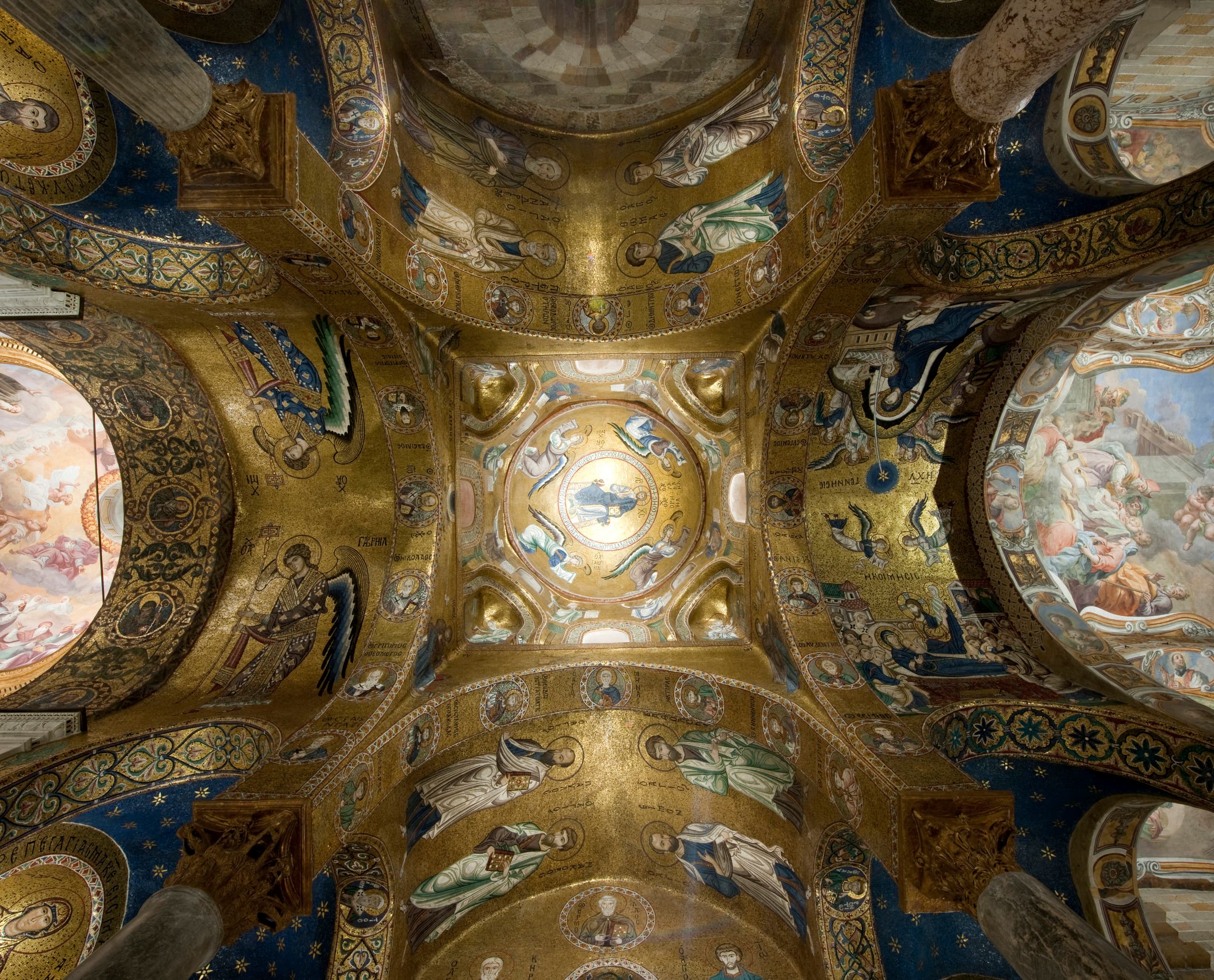 Detailreiche Deckenmalerei in der Kirche Santa Maria dell’Ammiraglio, Palermo.