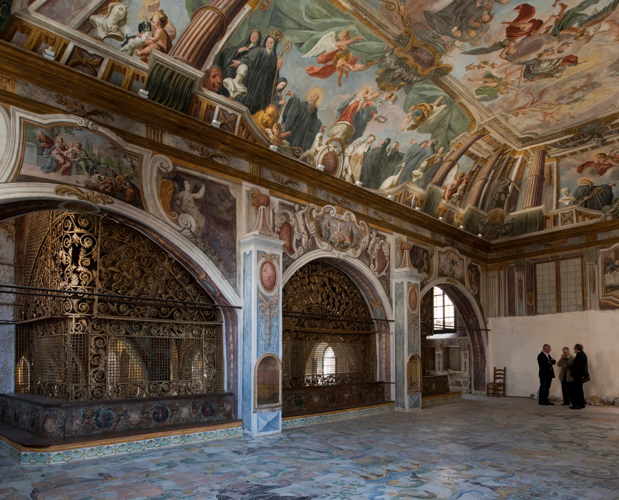 Innenansicht der Santa Maria dell’Ammiraglio Kirche in Palermo, bekannt für ihre reich verzierten Decken.