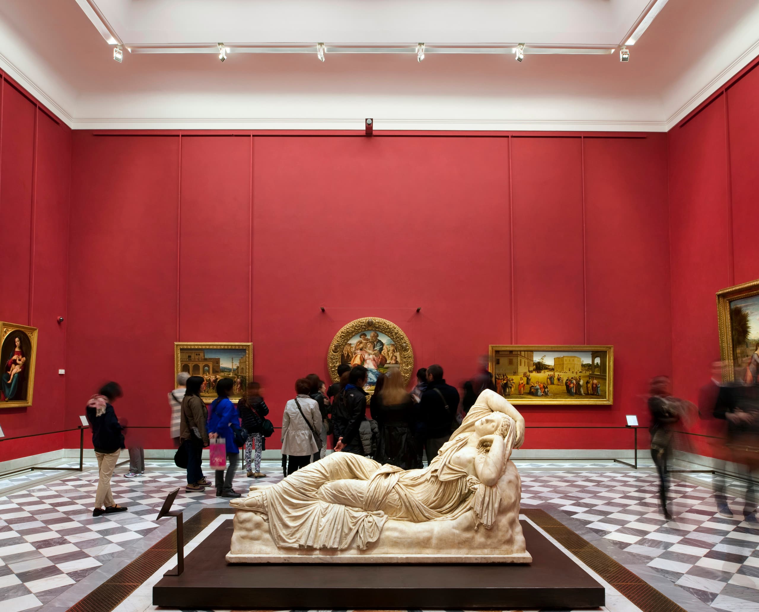 Skulptur im Uffizien Museum, Florenz, beleuchtet mit ERCO LED-Leuchten.