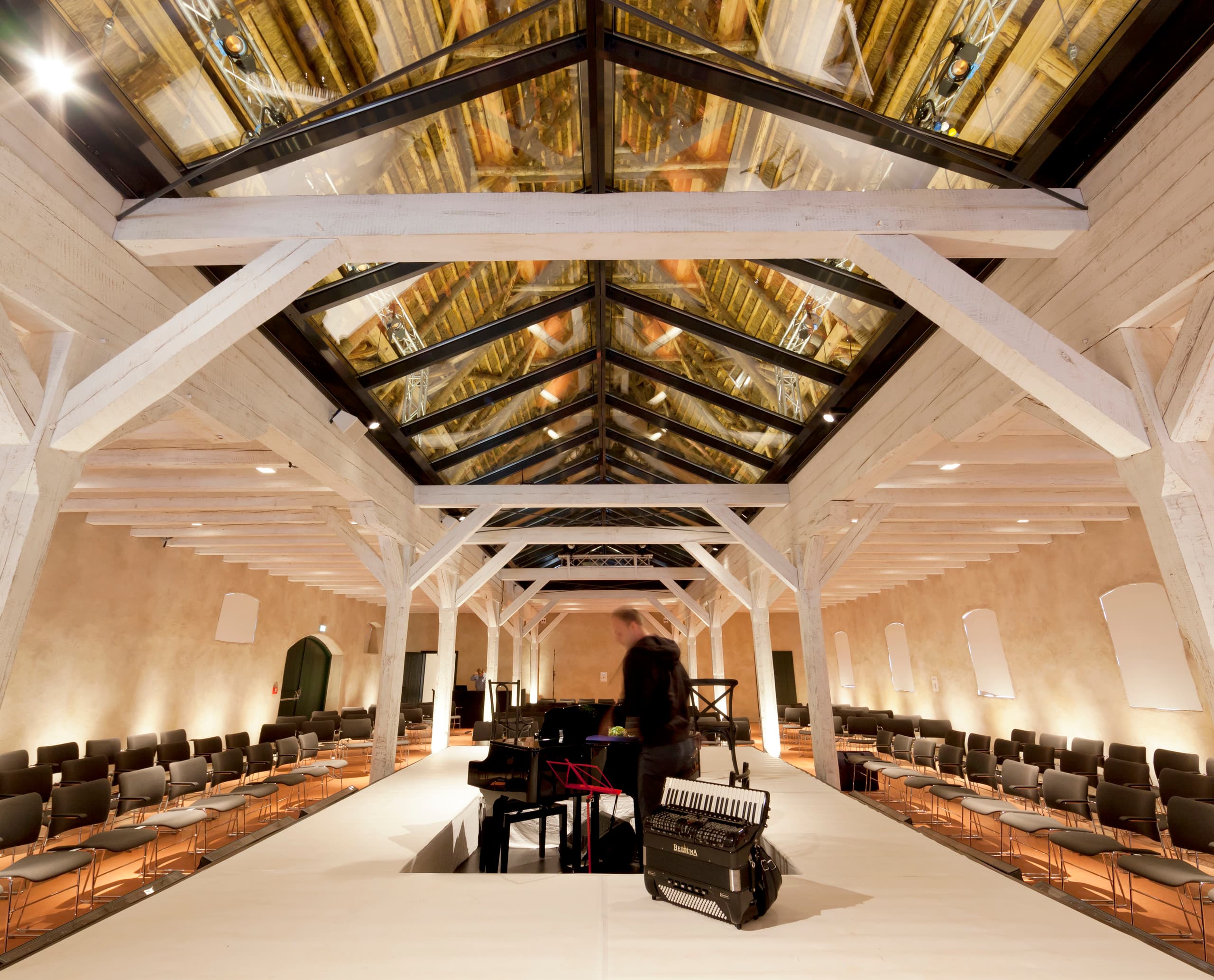 Innenraum des Hotel Weissenhaus mit ERCO Beleuchtung und historischer Architektur.