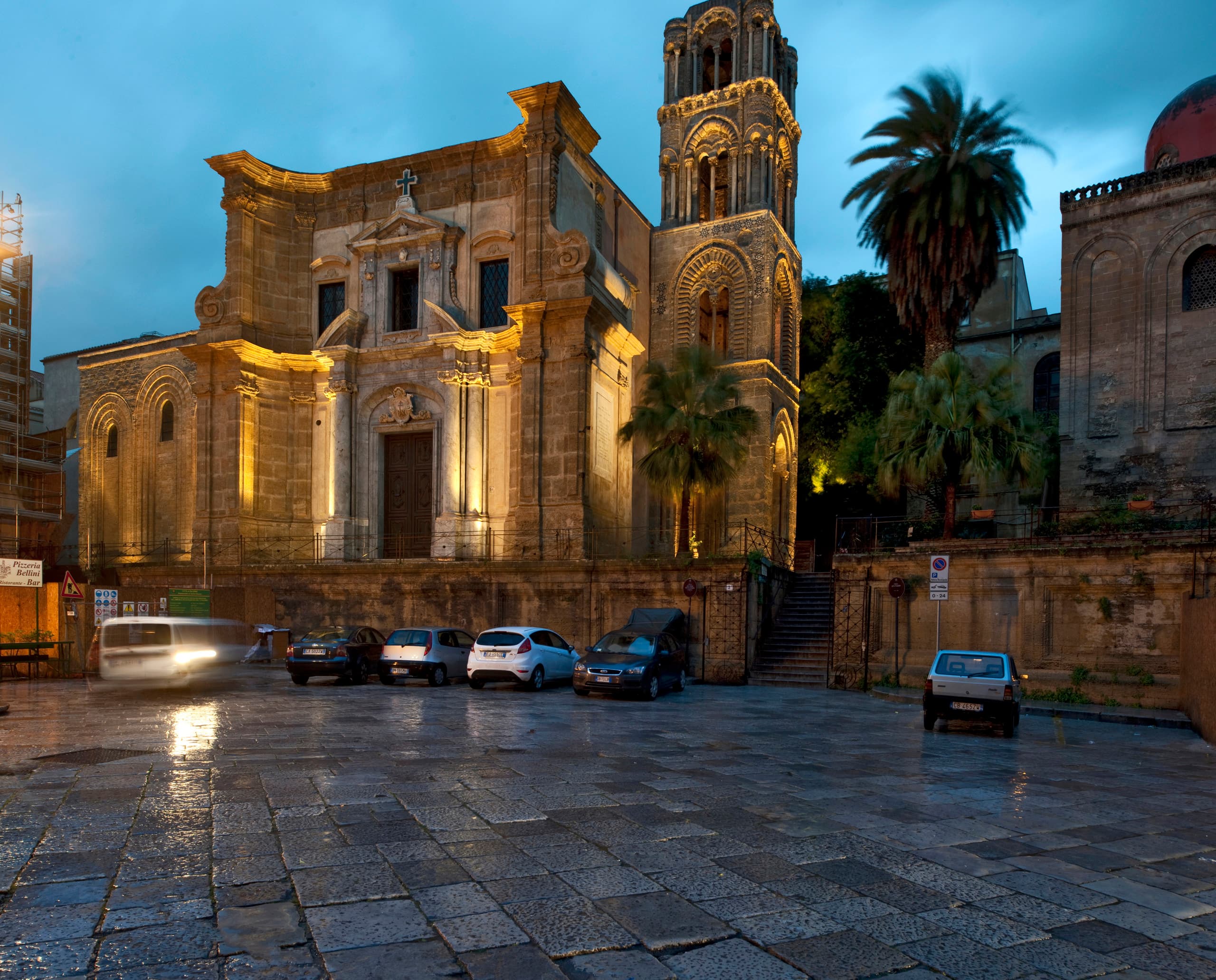 Beleuchtete Santa Maria dell’Ammiraglio Kirche in Palermo, bekannt für ihre reich verzierten Decken.