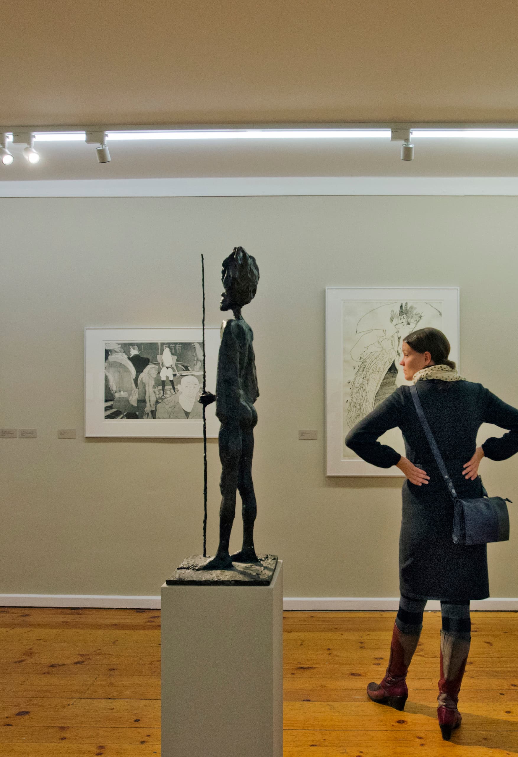 Kunsthalle Rostock: Besucher betrachtet Skulptur unter Pollux Strahlern.