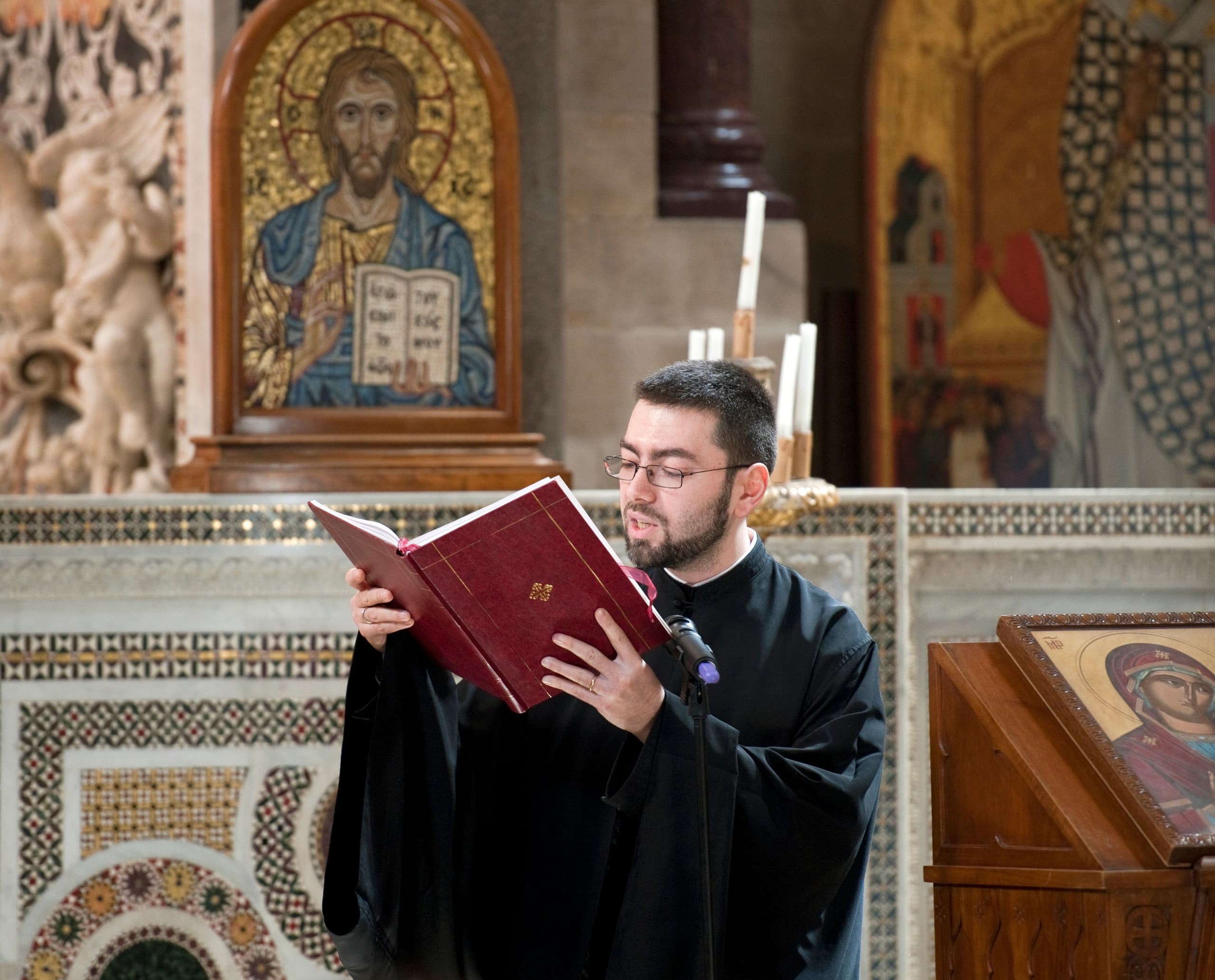 Priester liest in der Santa Maria dell’Ammiraglio Kirche, Palermo.