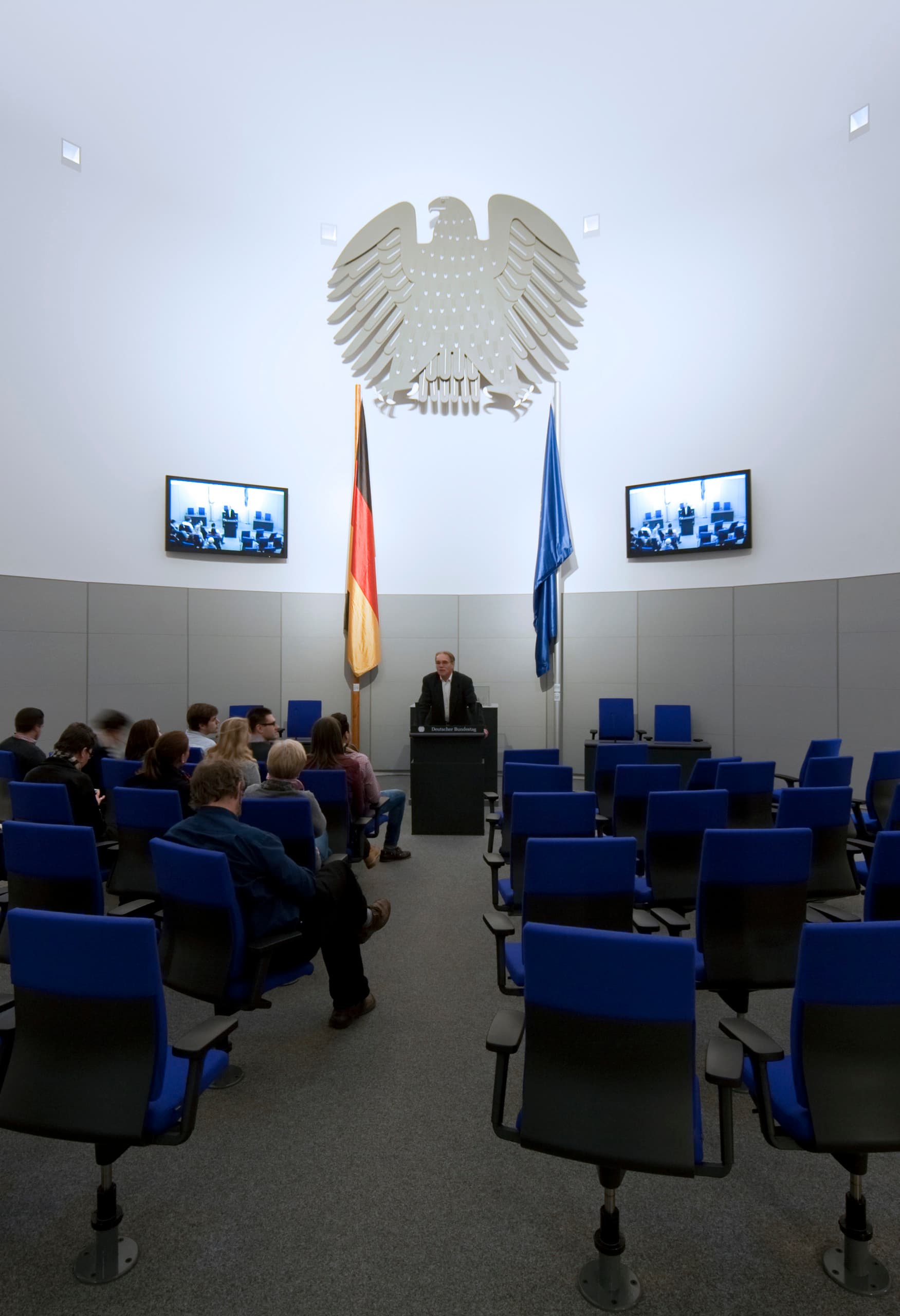 Ausstellungsraum im Deutschen Dom, Berlin, mit ERCO Optec Strahlern für die Beleuchtung der Ausstellung.