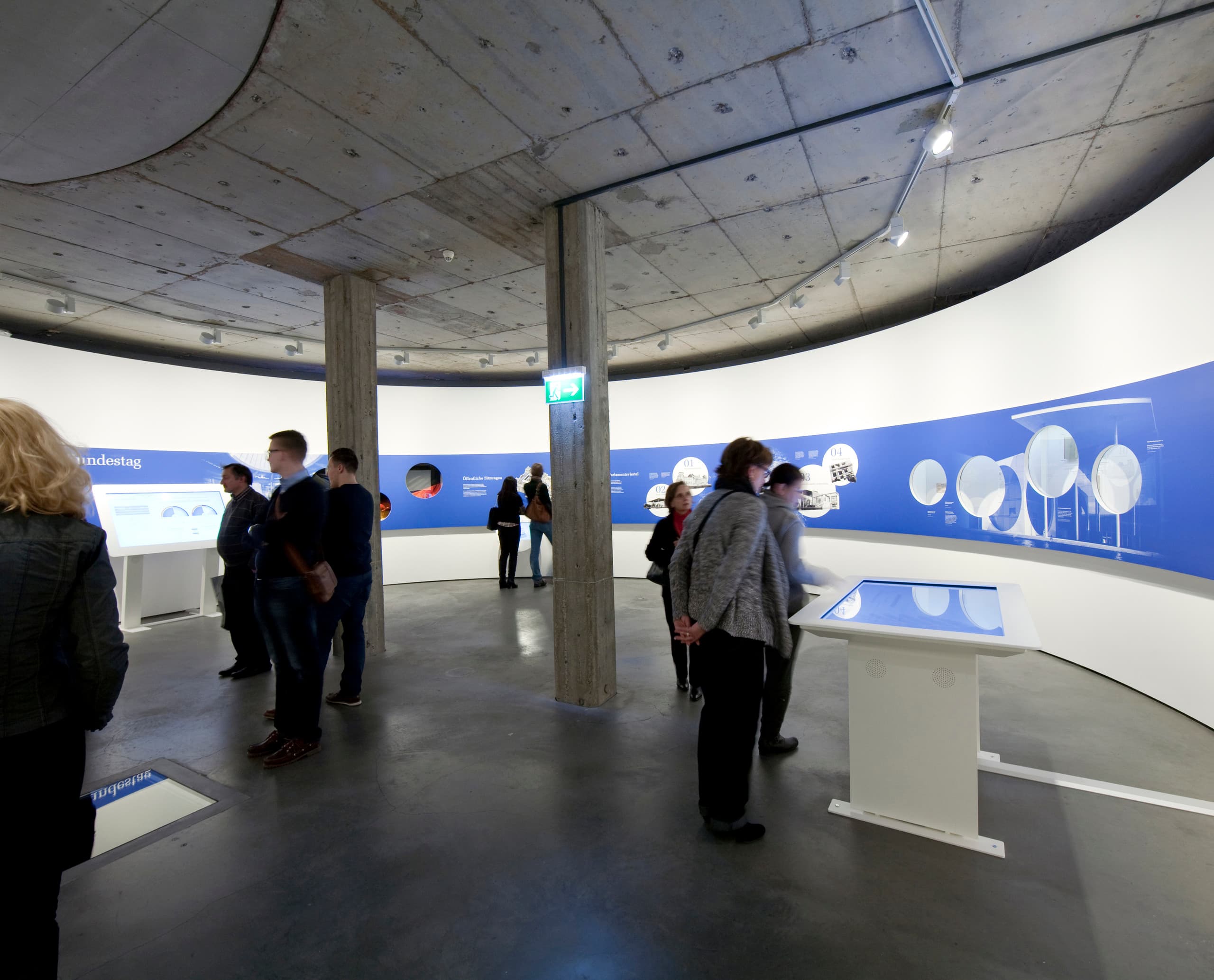 Besucher in der Ausstellung im Deutschen Dom, Berlin, beleuchtet mit ERCO Optec Strahlern.