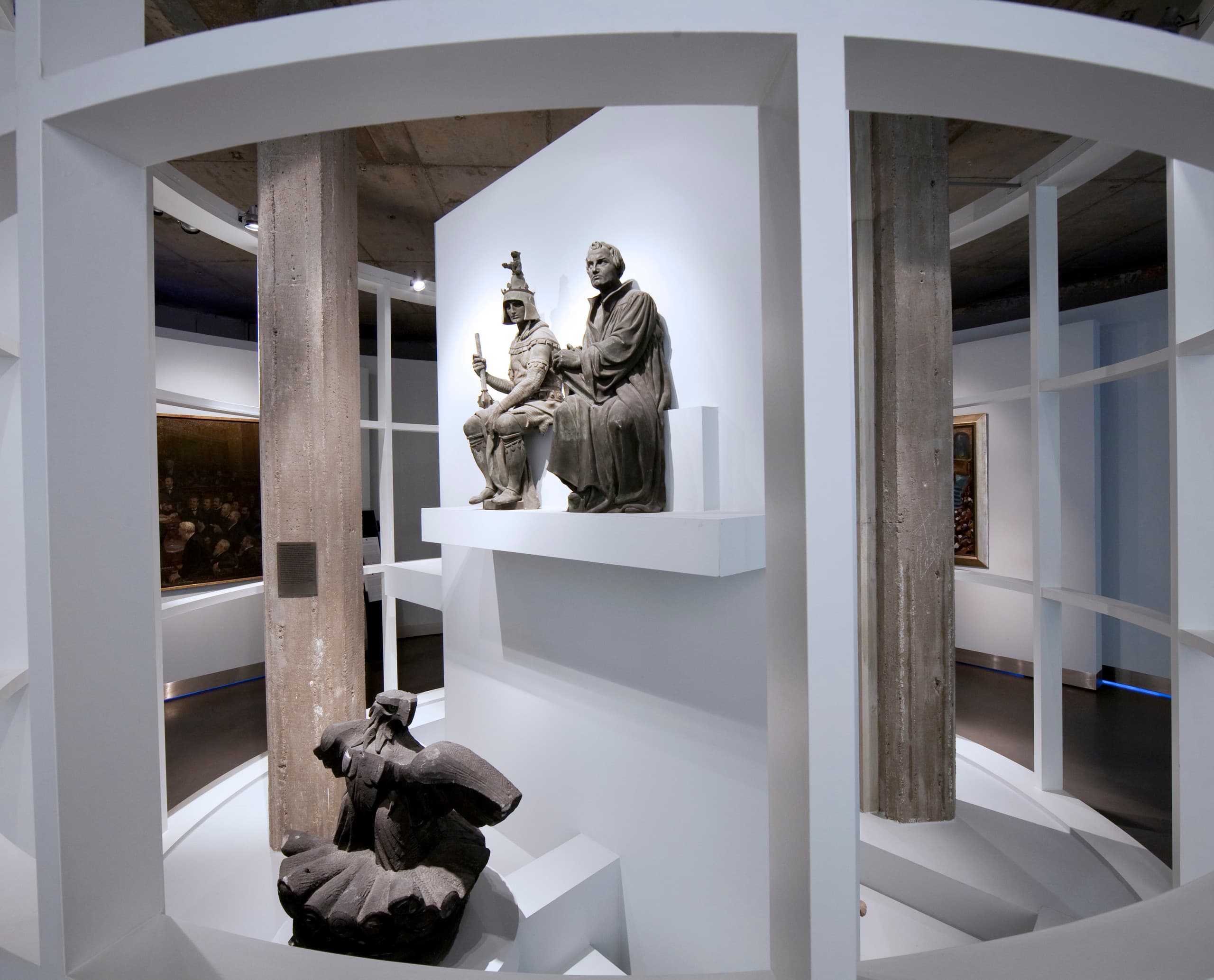 Ausstellungsraum im Deutschen Dom, Berlin, mit Skulpturen zur deutschen Demokratiegeschichte, beleuchtet mit ERCO Licht.
