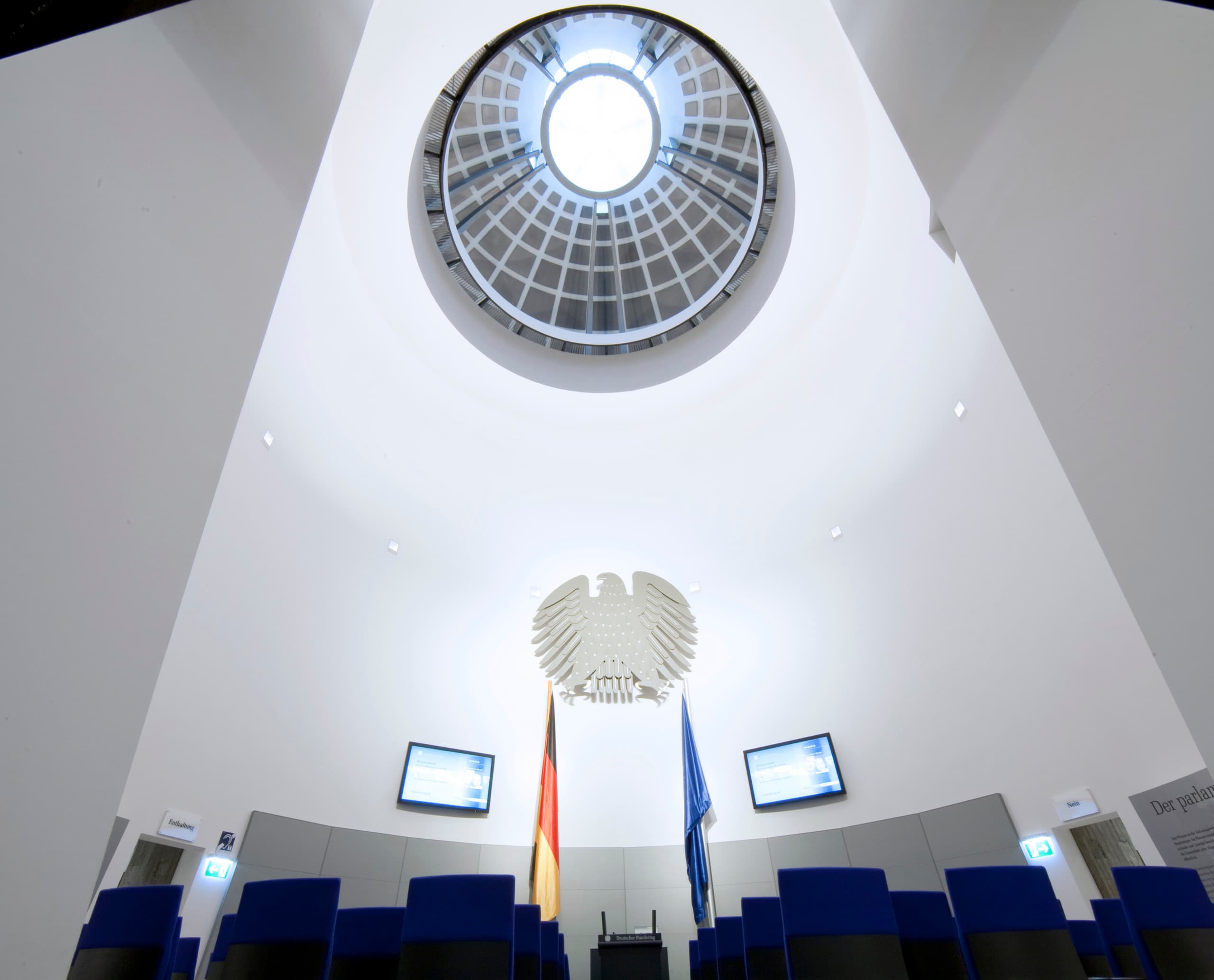 Deutscher Dom Berlin: Ausstellung zur parlamentarischen Demokratie mit ERCO Beleuchtung.