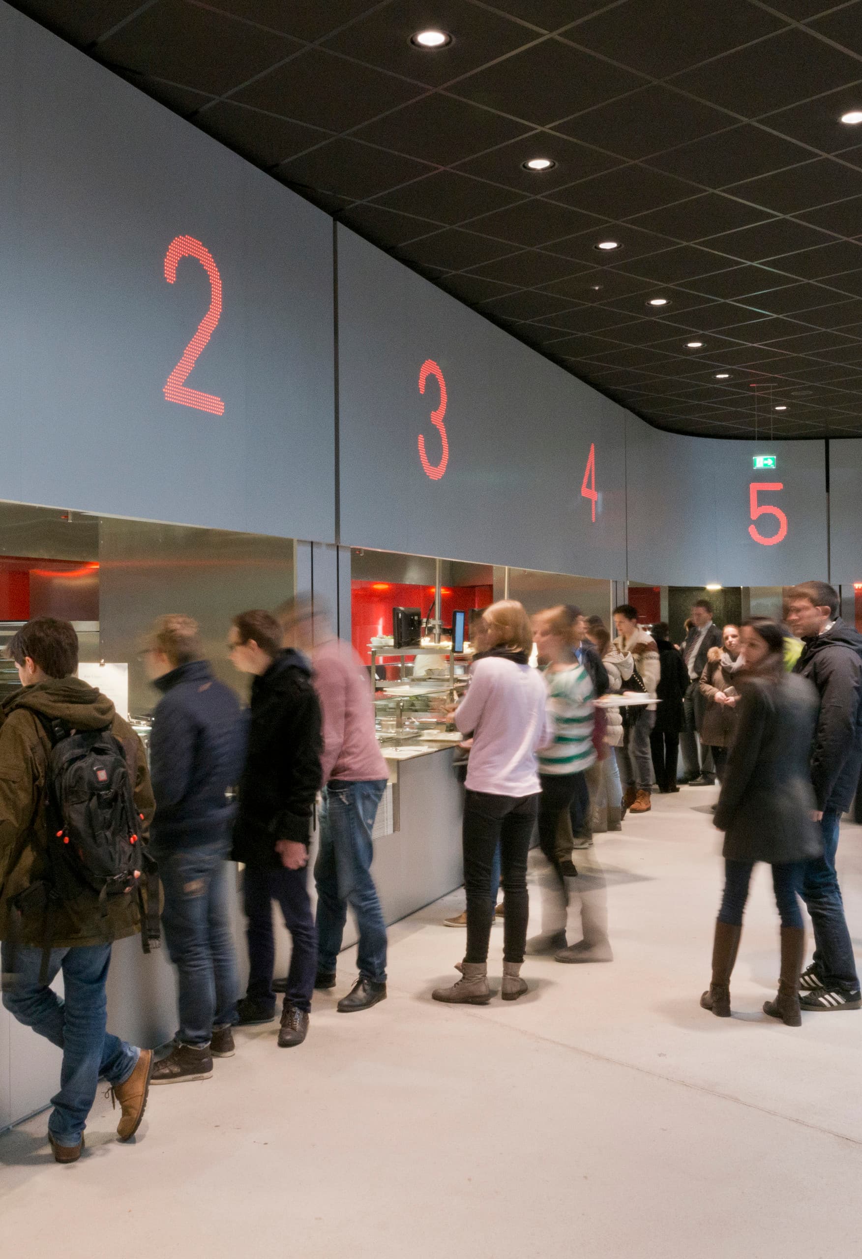 Cafeteria der Wirtschaftsuniversität Wien mit ERCO Beleuchtung für soziale Interaktion.
