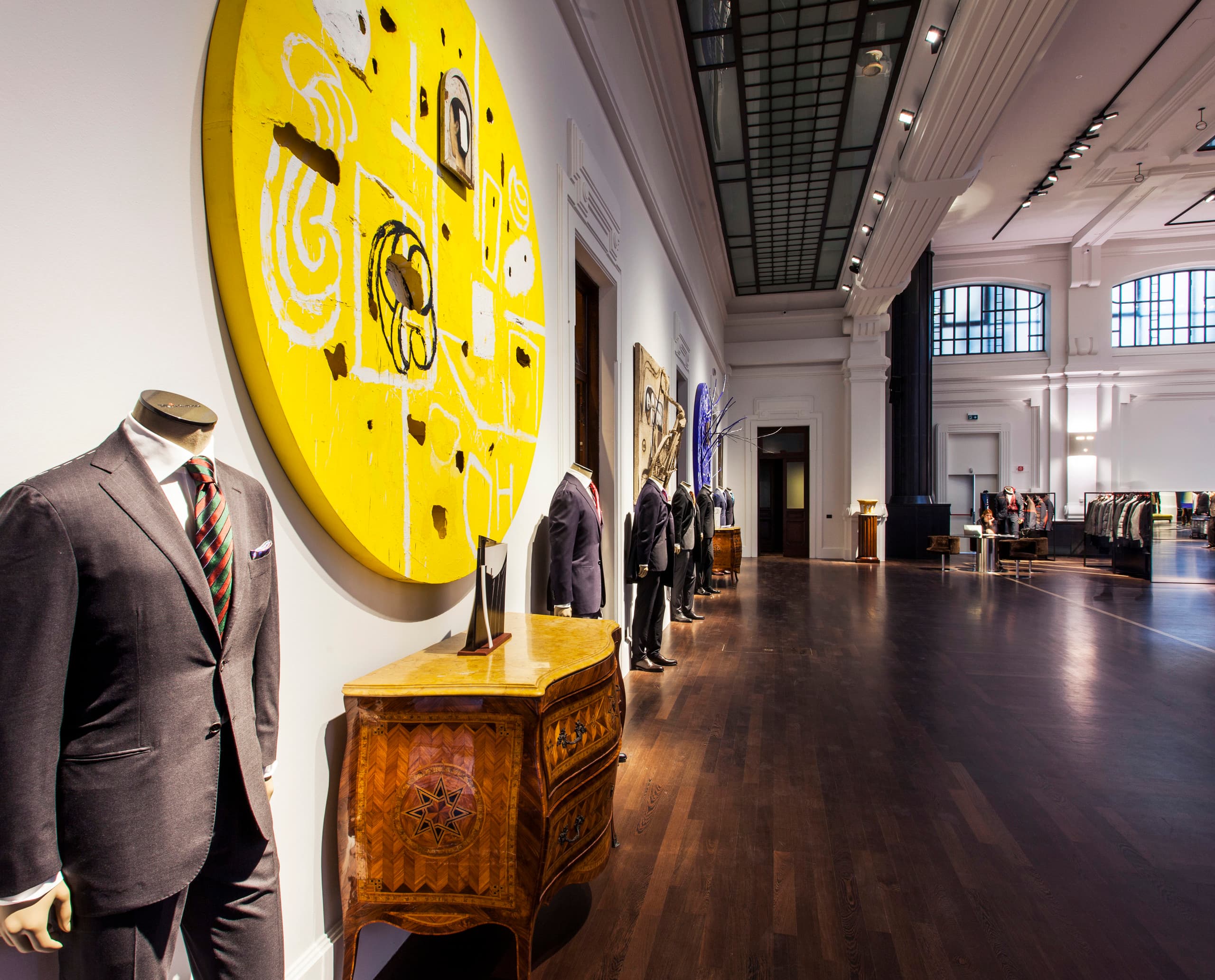 Kiton Store Mailand: Herrenmode im Fokus durch LED-Beleuchtung und Akzentuierung der Architektur.