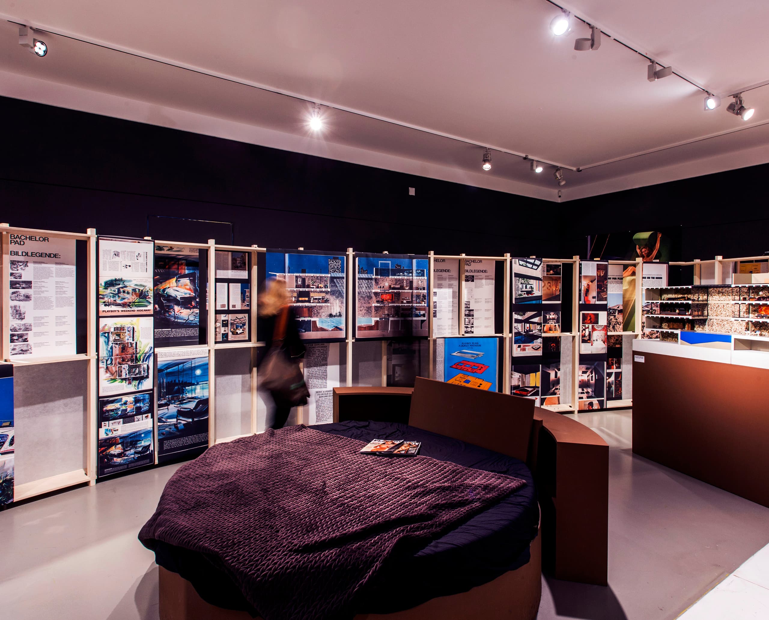 ERCO LED-Beleuchtung in der "Playboy Architecture" Ausstellung im Deutschen Architekturmuseum, Frankfurt.