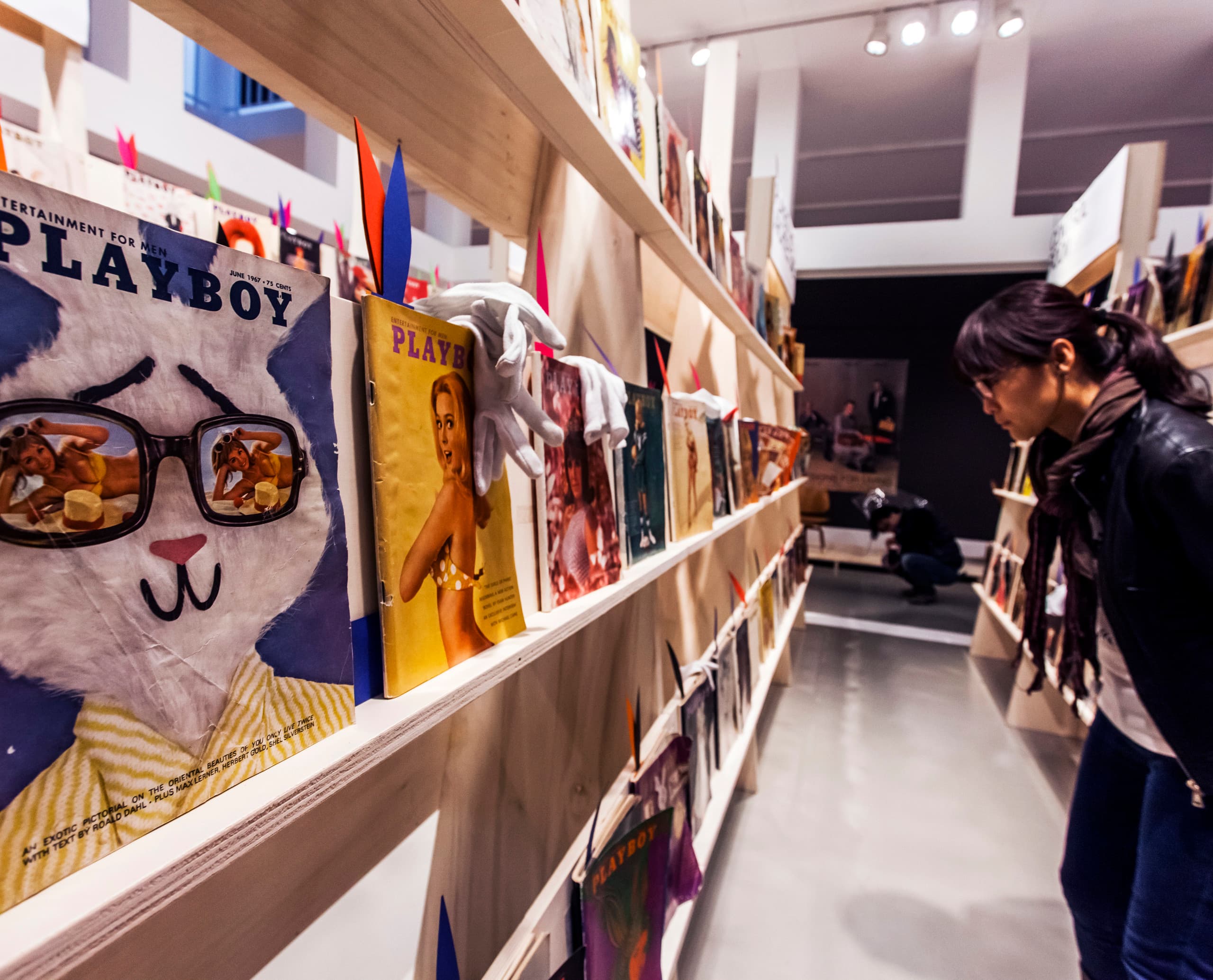 Besucher betrachtet Playboy-Ausstellung im Deutschen Architekturmuseum, Frankfurt.
