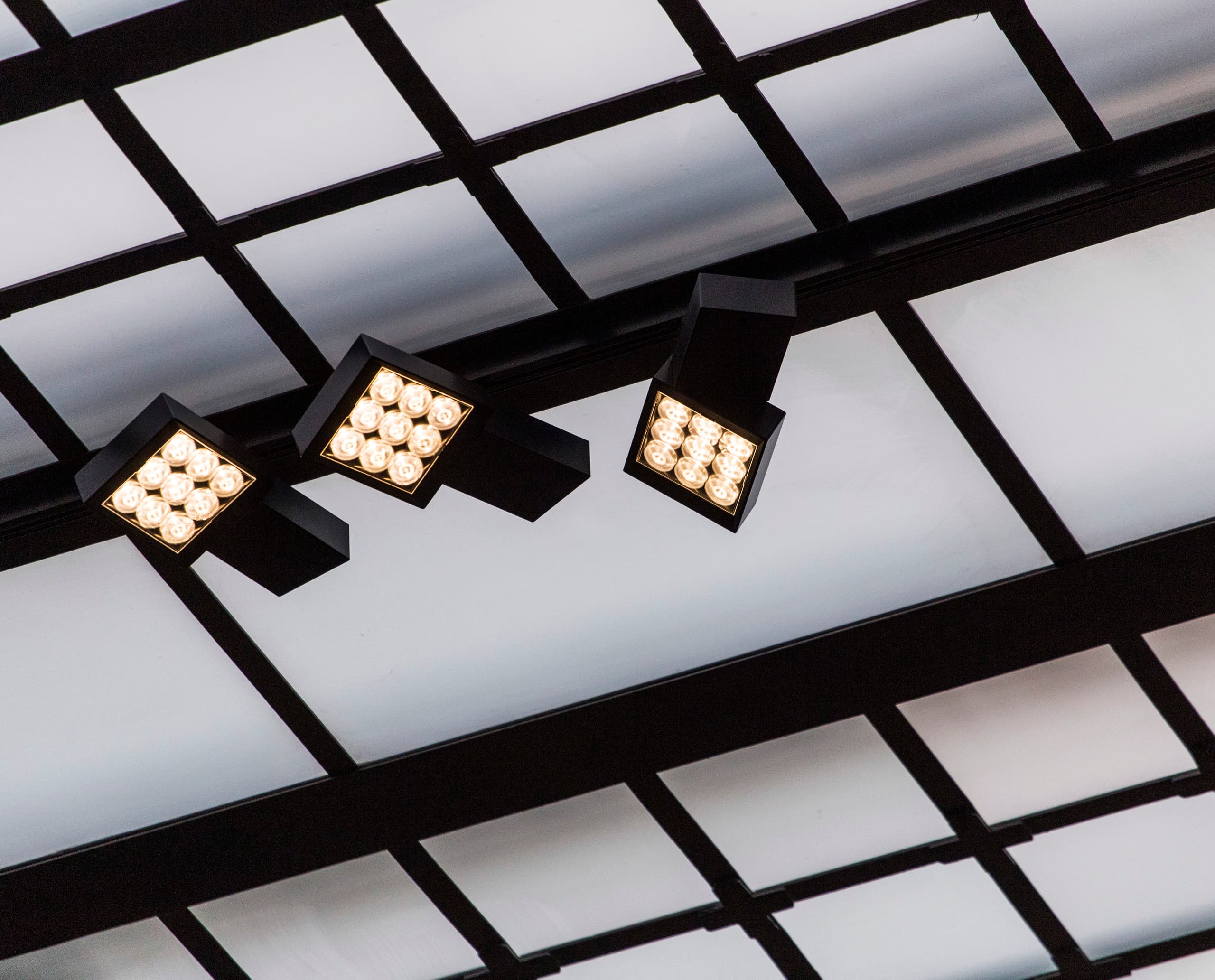 ERCO Opton LED-Strahler an einer Decke im Kiton Store, Mailand.