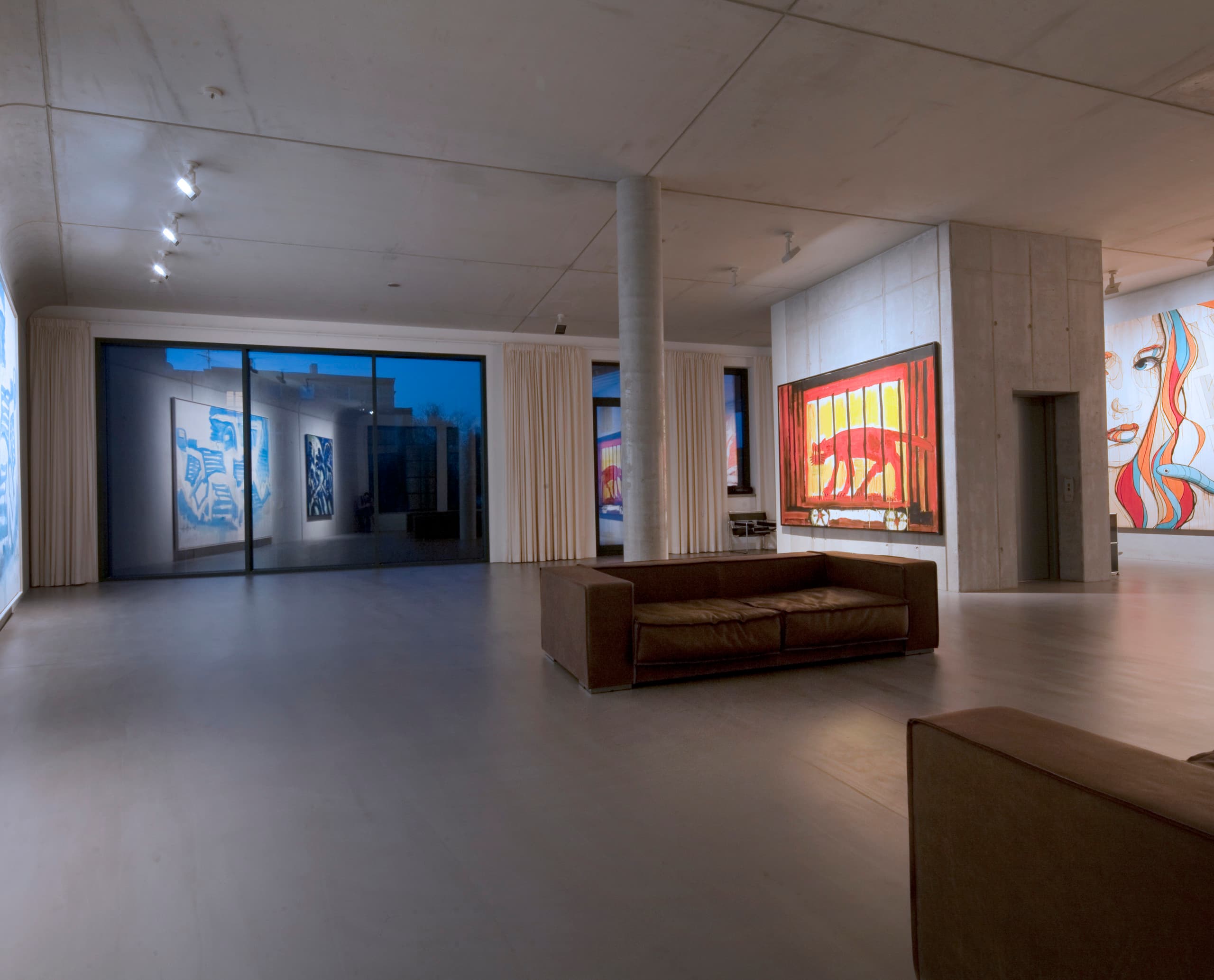 ERCO LED-Strahler beleuchten Kunstsammlung im Wohnhaus Schnabel, Berlin. Licht betont Farben und Texturen.
