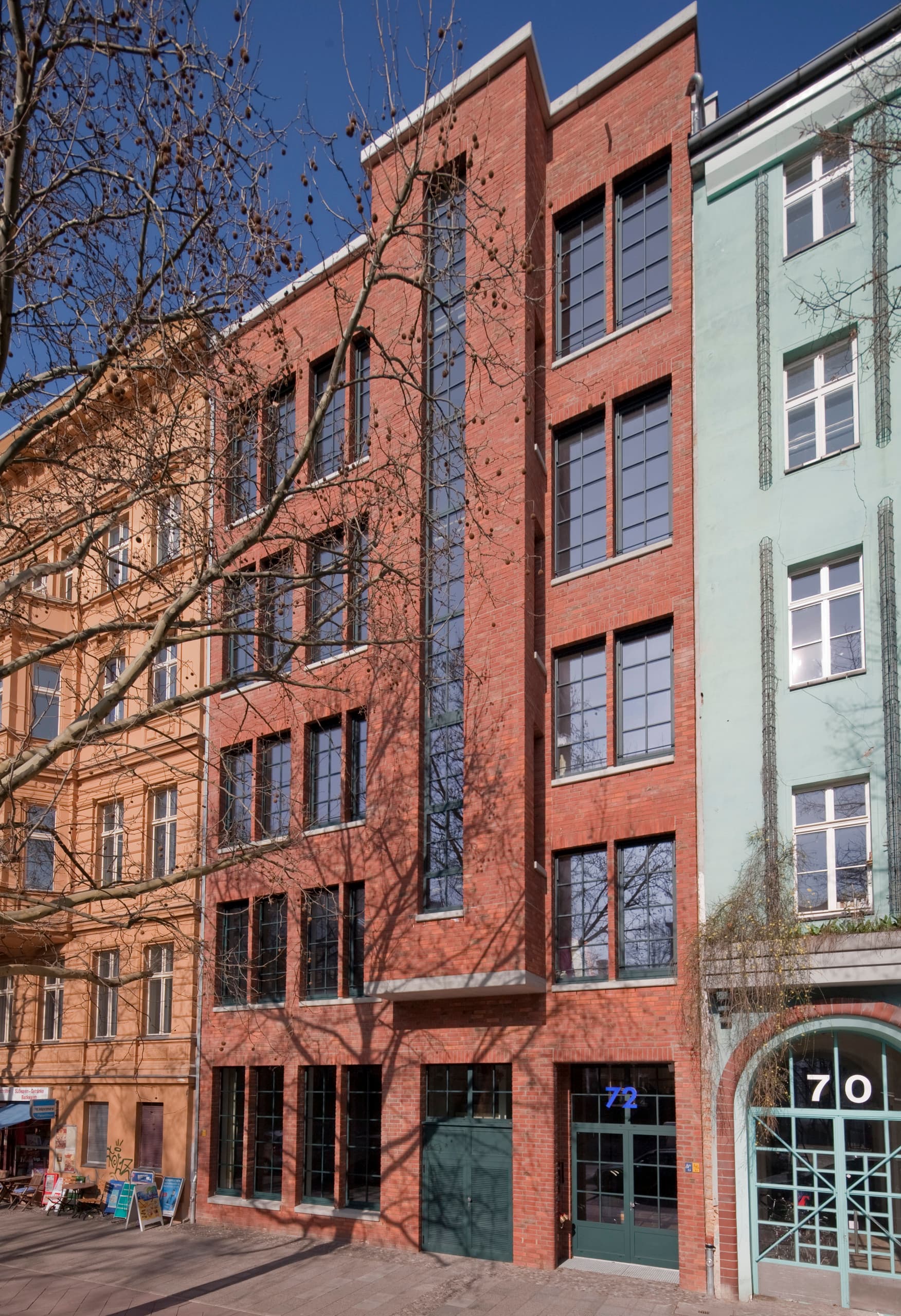 Das Wohnhaus Schnabel in Berlin, beleuchtet mit ERCO LED-Strahlern, die Kunstwerke hervorheben.