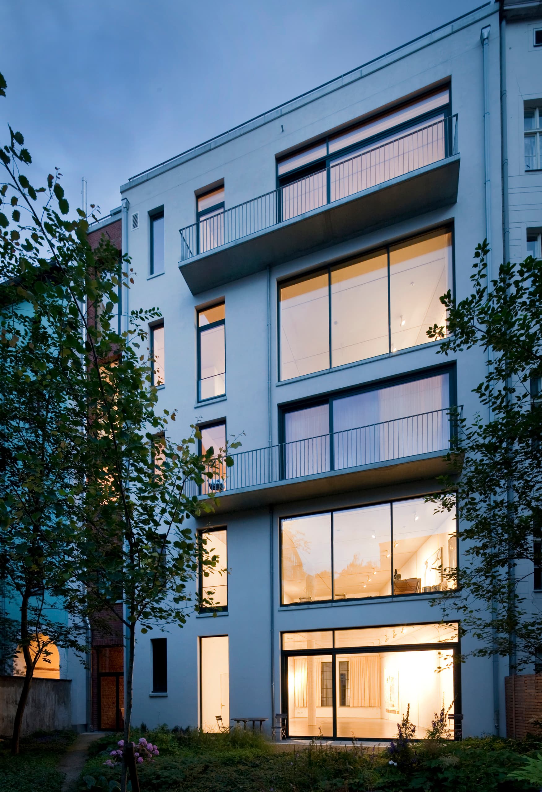Schnabel Residenz in Berlin mit ERCO LED-Strahlern, die Kunstwerke beleuchten.