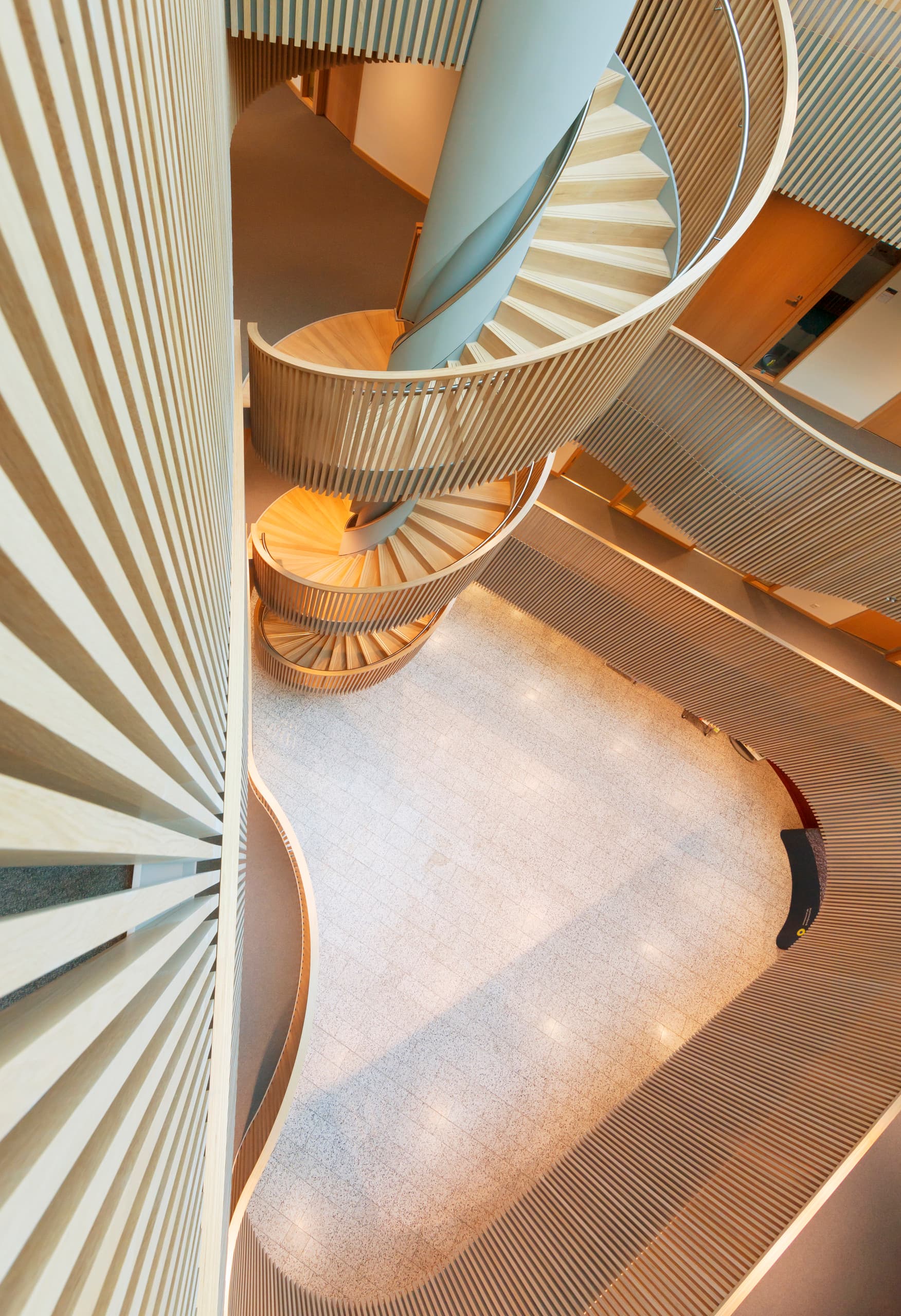 Wendeltreppe im Department of Urban Development, Hamburg, mit ERCO Beleuchtung.