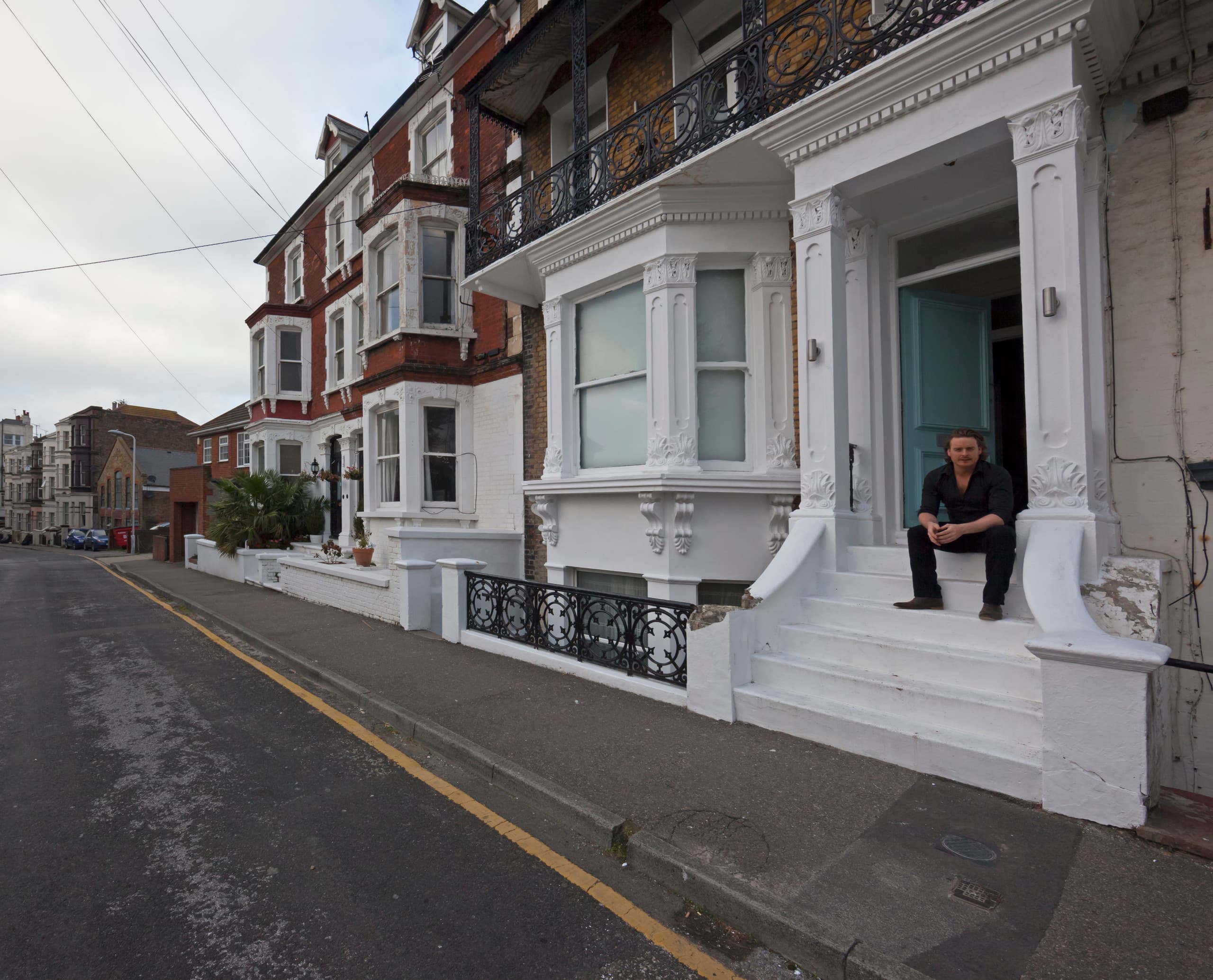 Matthew Penn vor seinem Studio in Margate, UK. Er nutzt ERCO Lichttechnik für seine Gemälde.