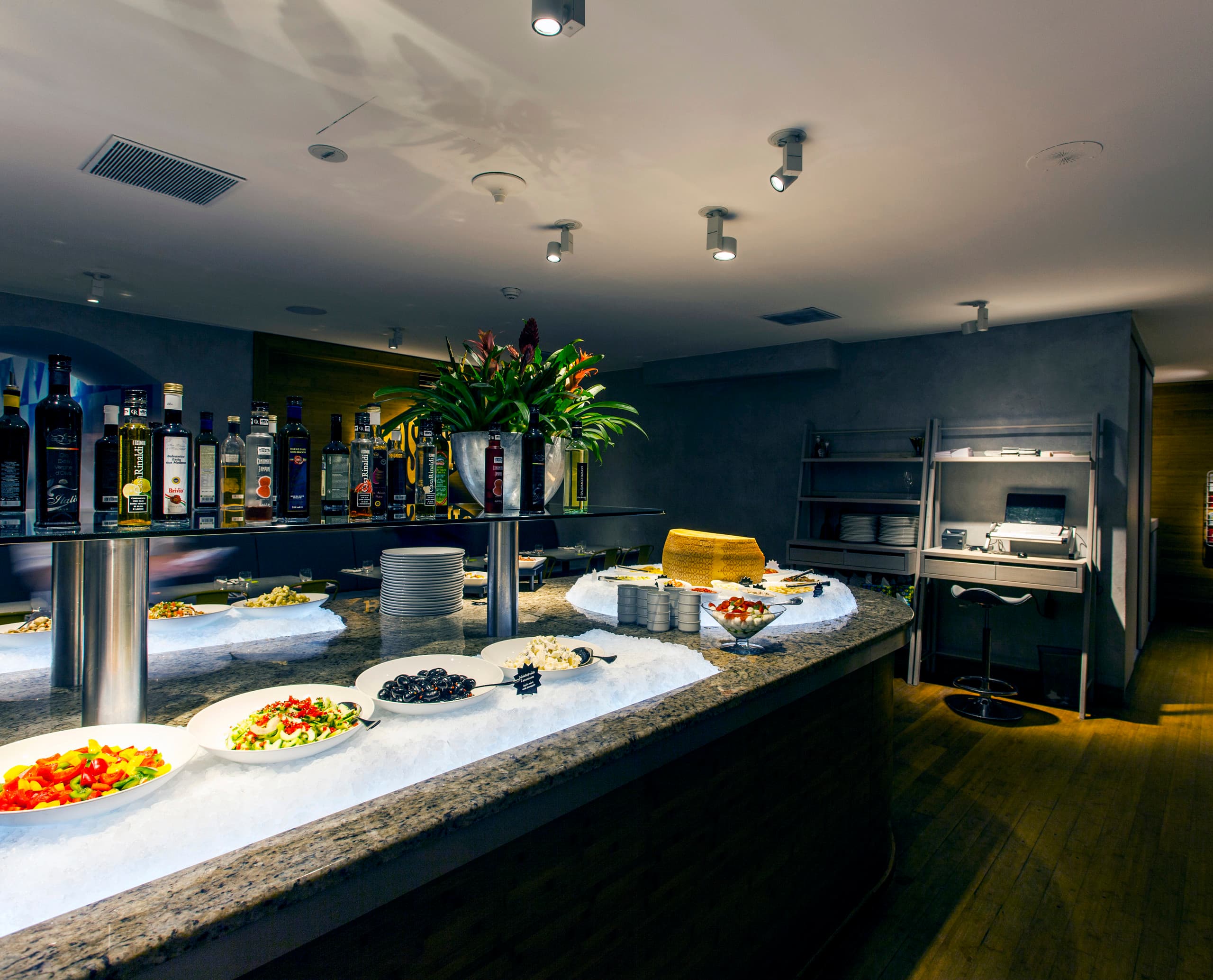 Buffet im Restaurant Ambiente Brasileiro, beleuchtet mit ERCO Optec und Pollux Strahlern.