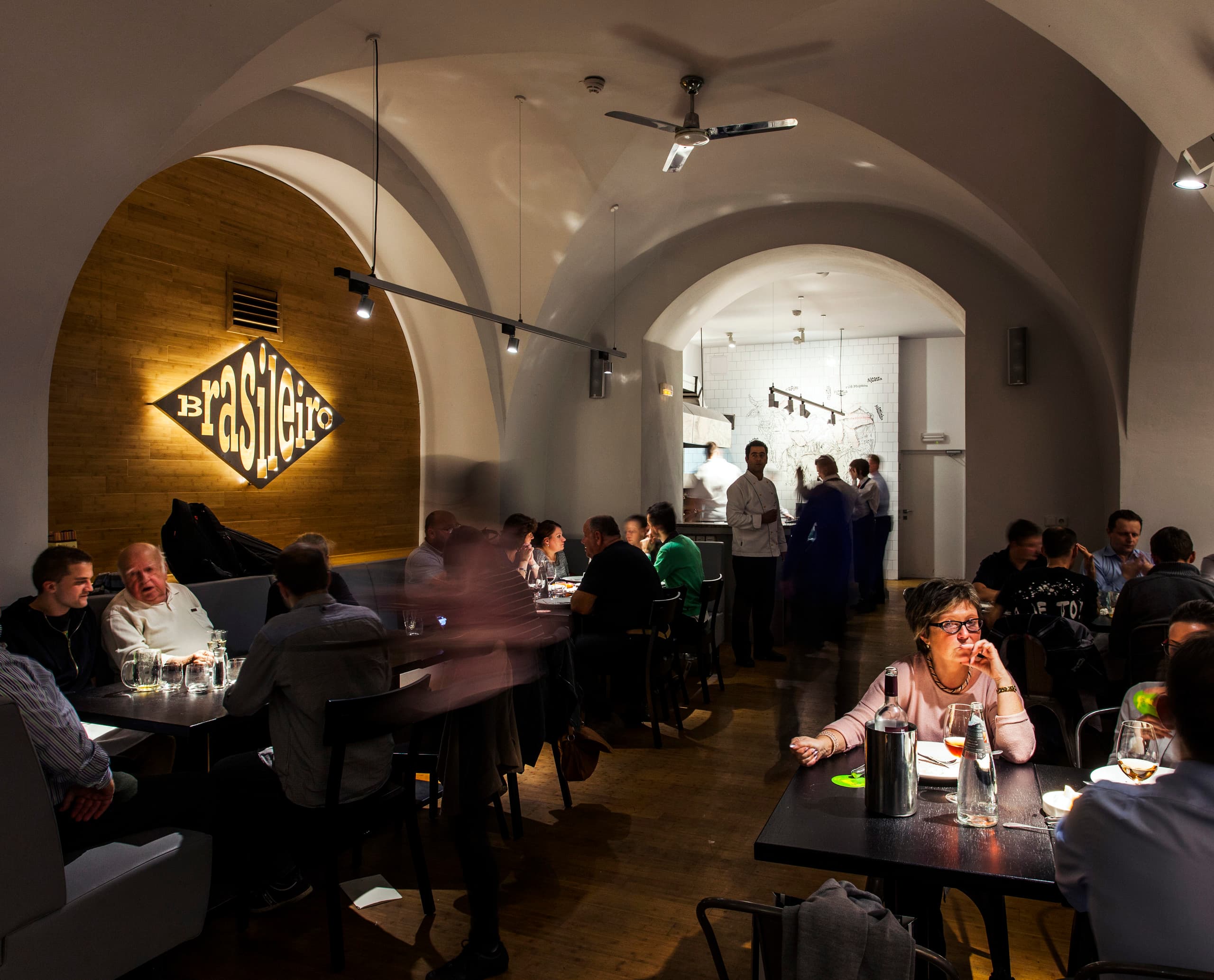 Innenansicht des Restaurants Ambiente Brasileiro in Prag mit ERCO LED-Leuchten für stimmungsvolle Beleuchtung.