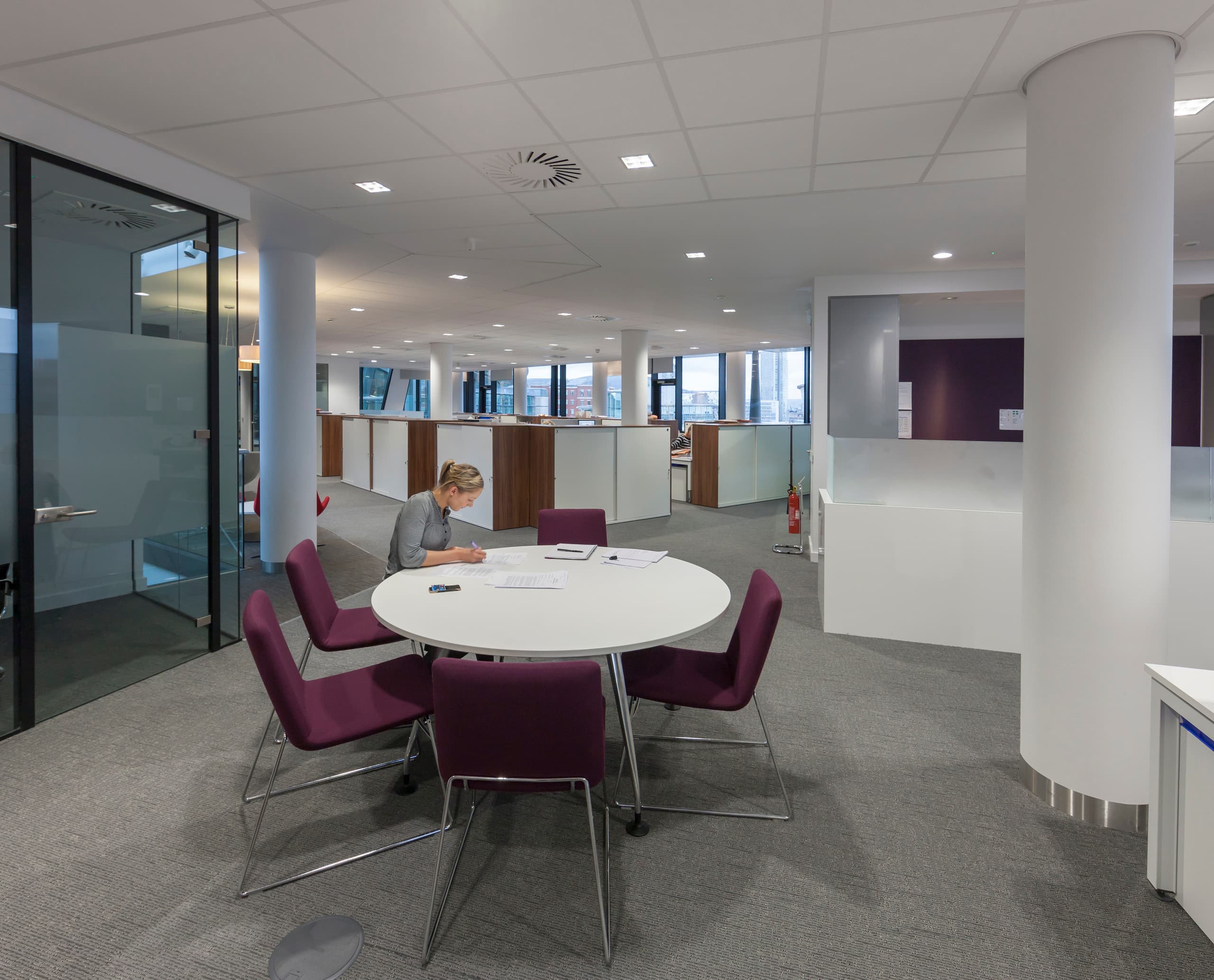 ERCO Beleuchtung im Pinsent Masons Büro, Belfast: Moderne Büroumgebung mit Quintessence Downlights.
