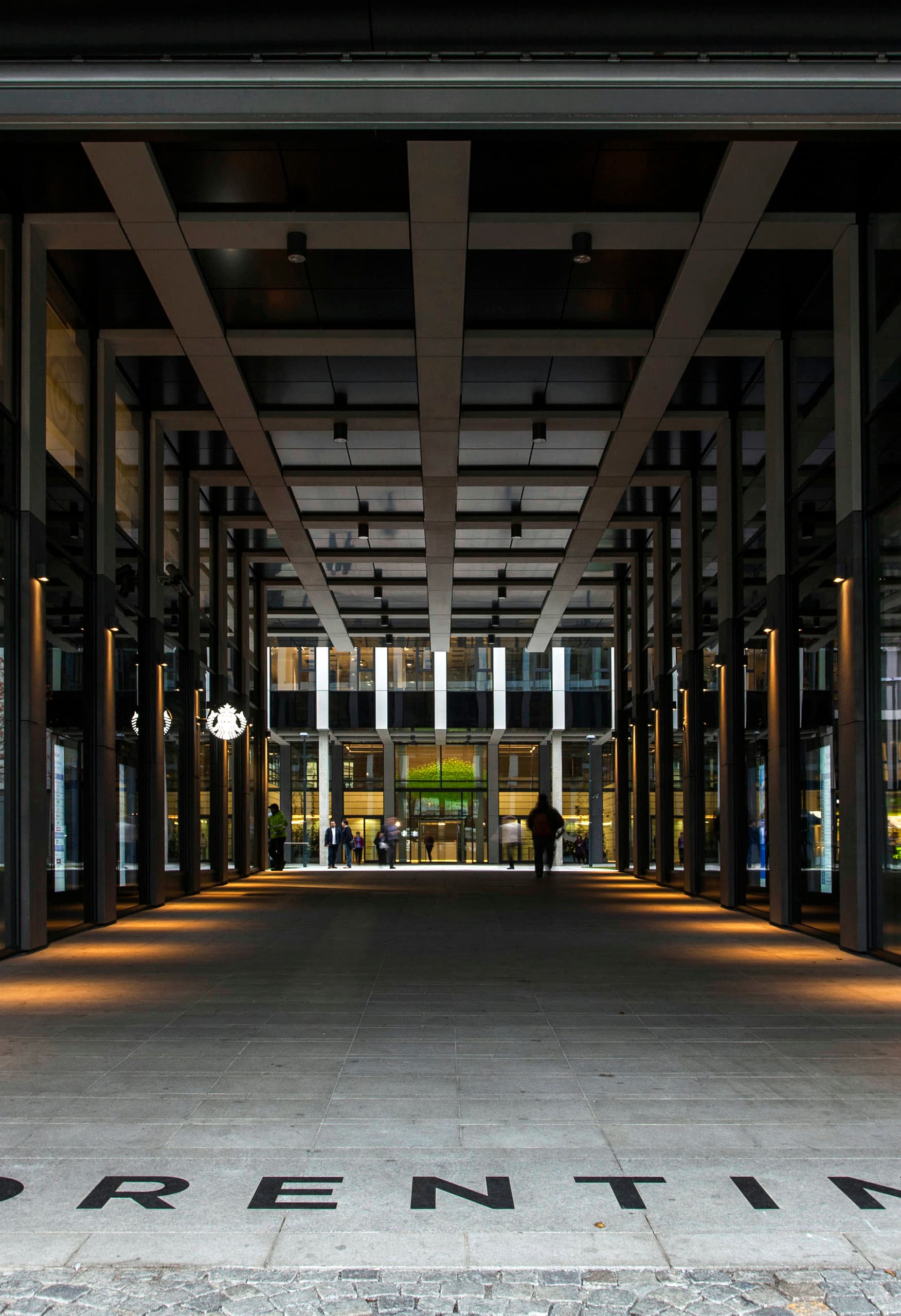 Florentinum Bürogebäude in Prag mit ERCO Aussenleuchten für Orientierung und hohe Aufenthaltsqualität.