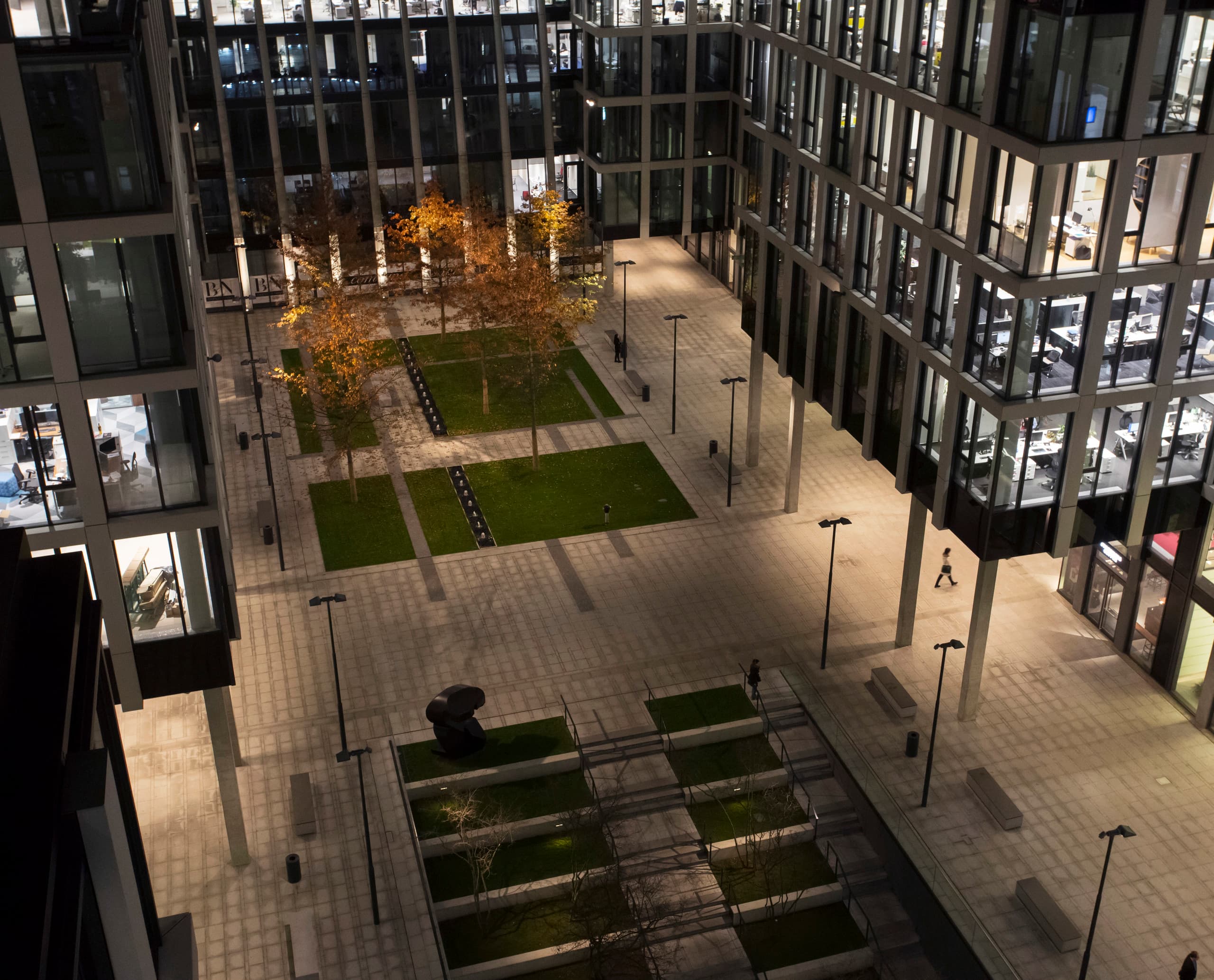 Florentinum Bürogebäude in Prag mit ERCO Aussenleuchten für Orientierung und hohe Aufenthaltsqualität.